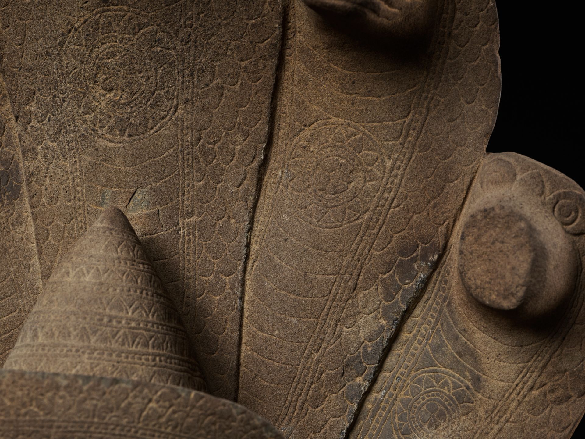 A MONUMENTAL SANDSTONE FIGURE OF BUDDHA MUCHALINDA, ANGKOR PERIOD - Bild 9 aus 15