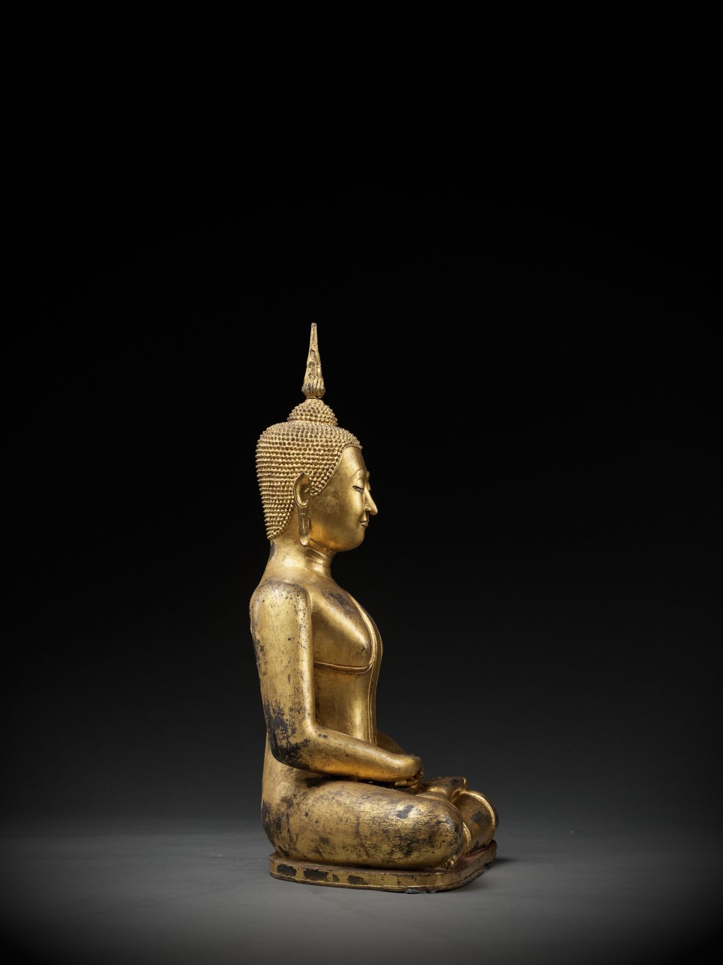 A MAGNIFICENT GILT BRONZE FIGURE OF BUDDHA, SUKHOTHAI - Bild 9 aus 12