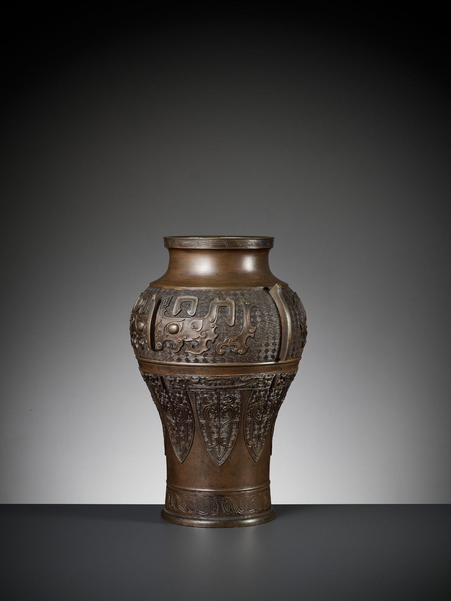 A MASSIVE BRONZE 'ARCHAISTIC' BALUSTER VASE, LATE MING TO EARLY QING - Bild 2 aus 10