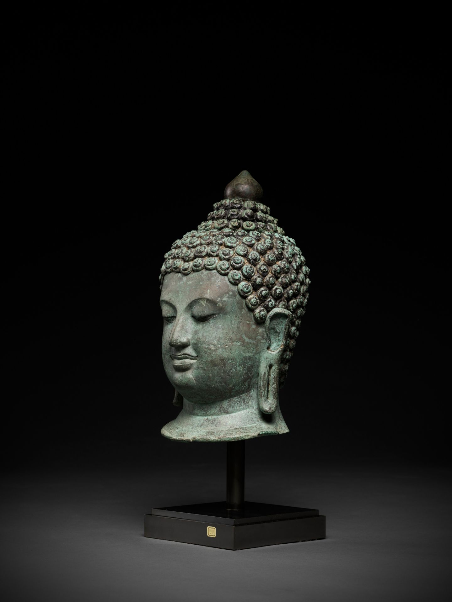 A MONUMENTAL BRONZE HEAD OF BUDDHA, CHIENG SEN STYLE - Bild 3 aus 15