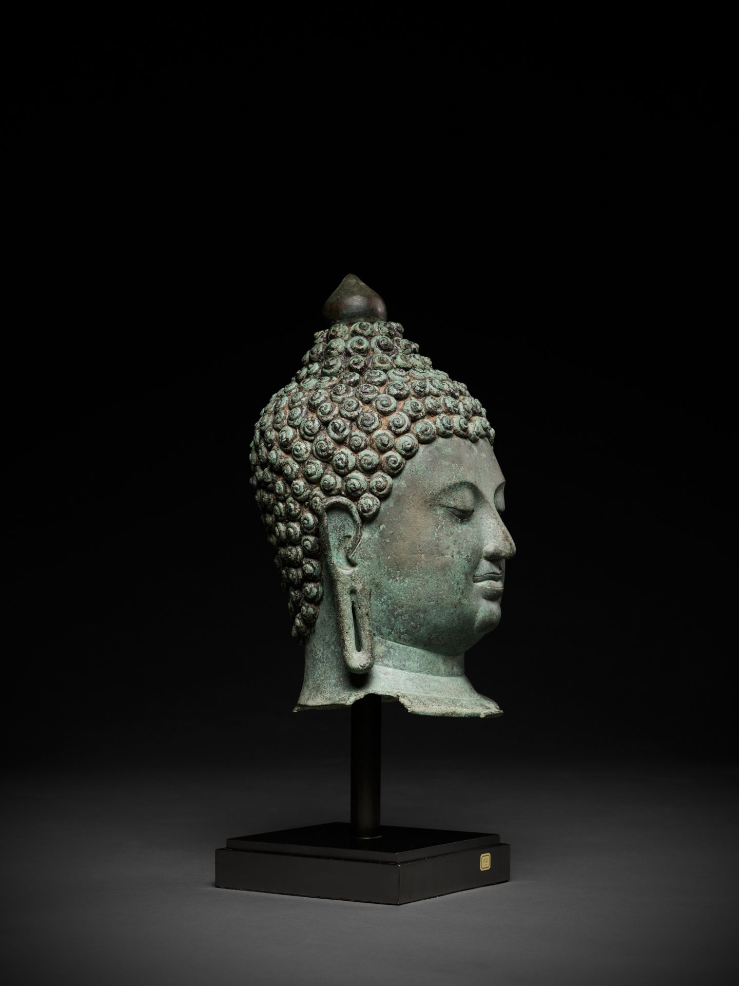 A MONUMENTAL BRONZE HEAD OF BUDDHA, CHIENG SEN STYLE - Bild 9 aus 15