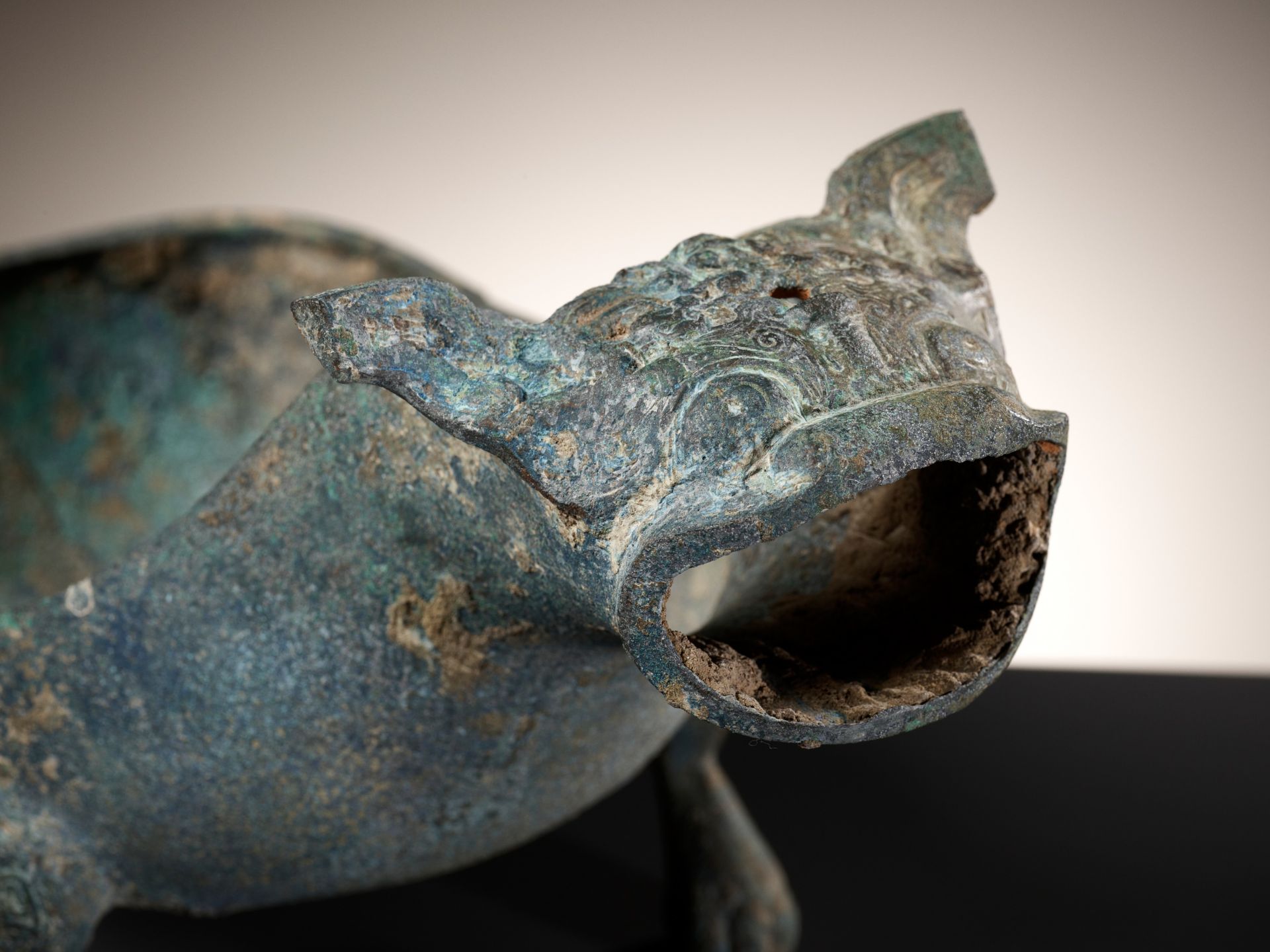 A RARE BRONZE 'ROARING BULL' POURING VESSEL, YI, SPRING AND AUTUMN PERIOD - Image 12 of 13