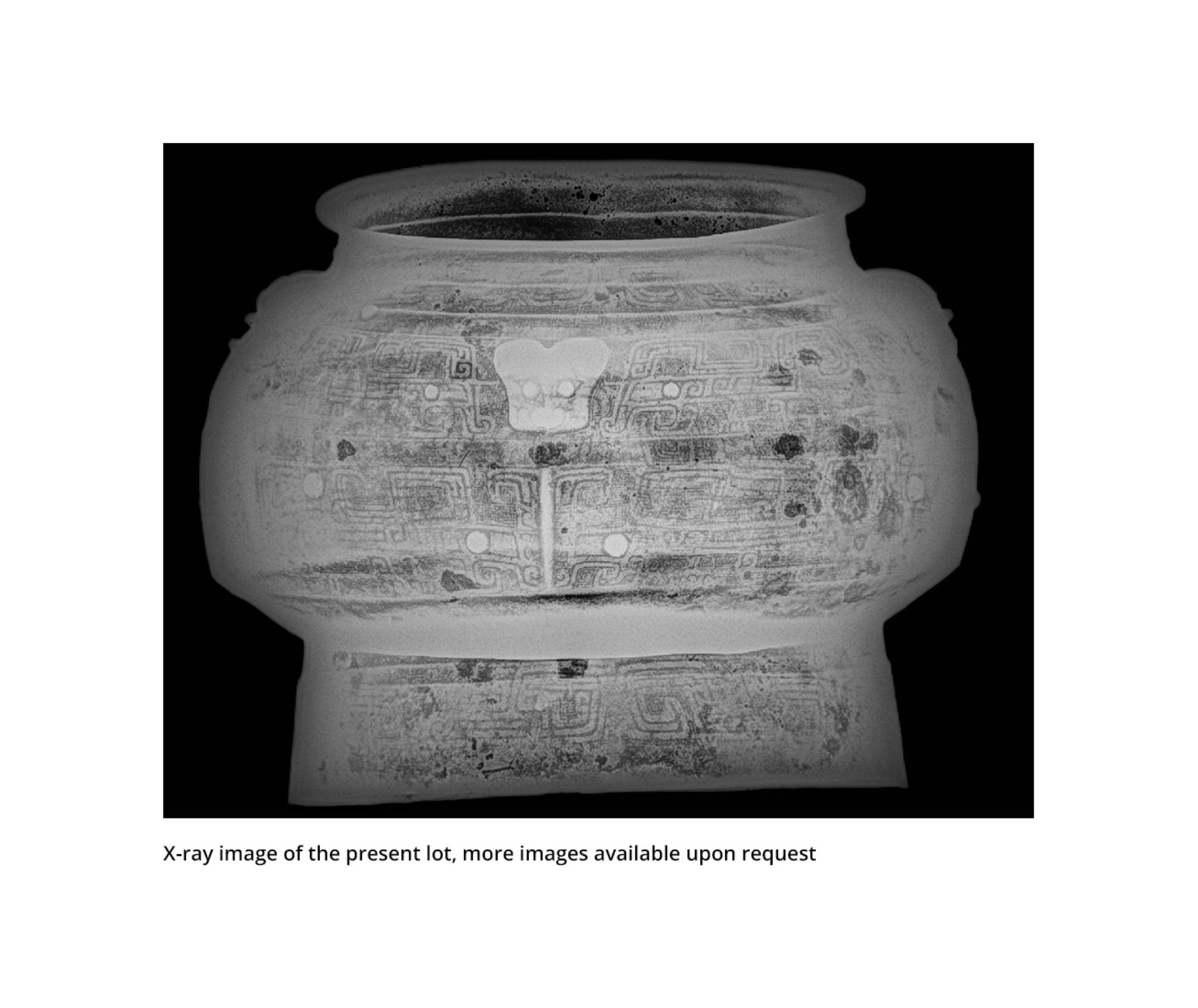 A LARGE AND FINELY CAST RITUAL BRONZE WINE VESSEL, POU, SHANG DYNASTY - Bild 4 aus 16