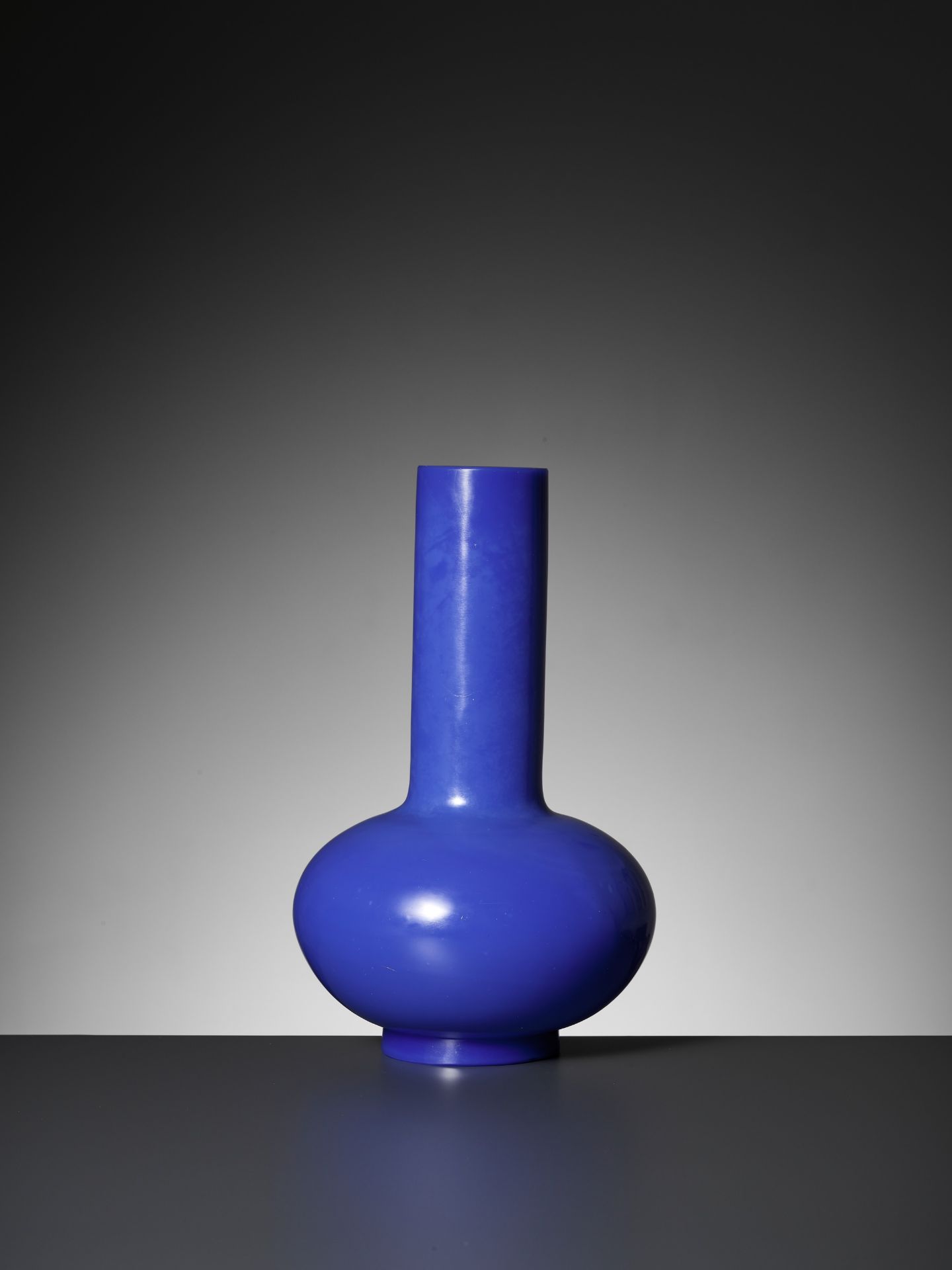 A BLUE GLASS BOTTLE VASE, 18TH CENTURY - Bild 8 aus 16