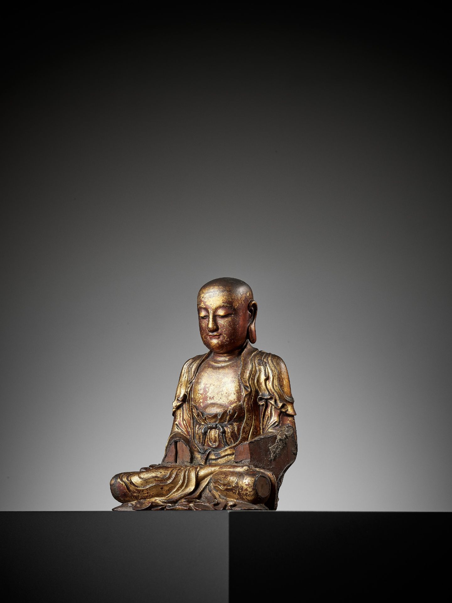 A GILT-LACQUERED WOOD FIGURE OF A LUOHAN, MING DYNASTY - Bild 6 aus 14