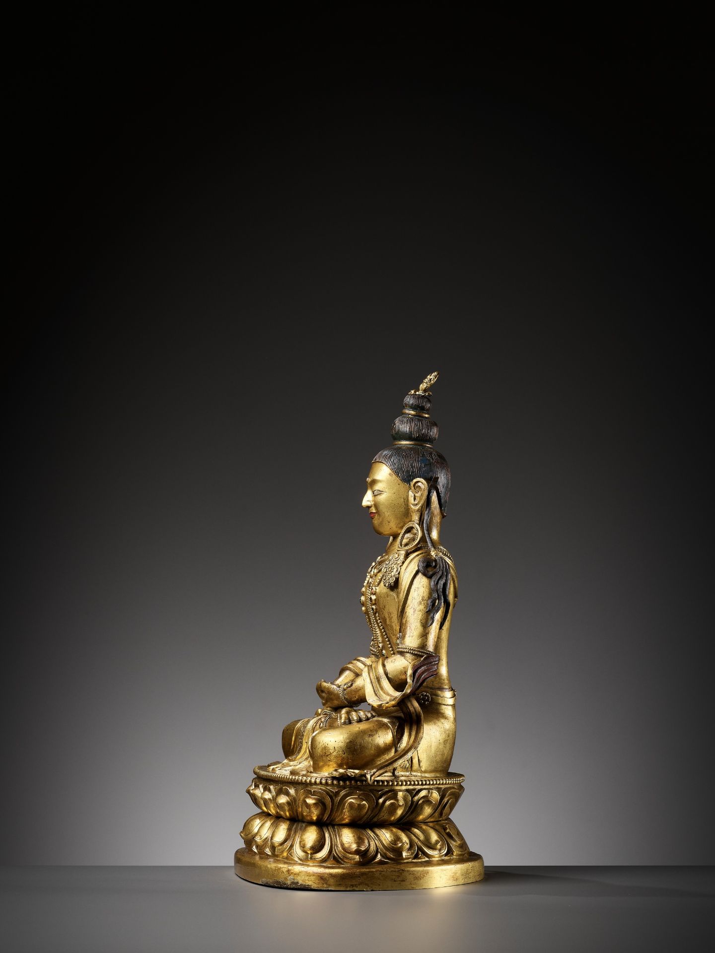 A CAST AND REPOUSSE GILT COPPER ALLOY FIGURE OF AMITAYUS, QIANLONG PERIOD - Image 8 of 12