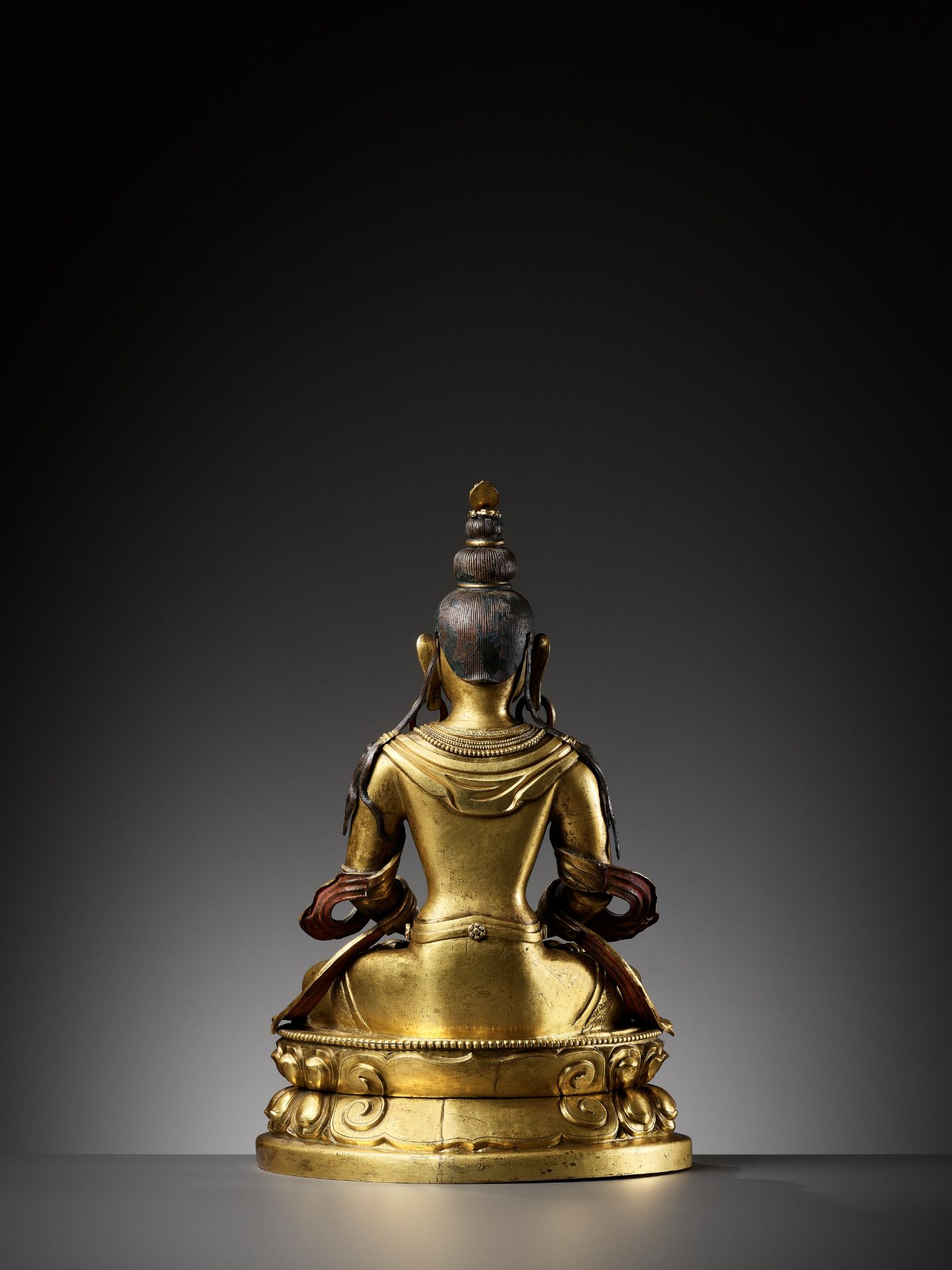 A CAST AND REPOUSSE GILT COPPER ALLOY FIGURE OF AMITAYUS, QIANLONG PERIOD - Image 9 of 12