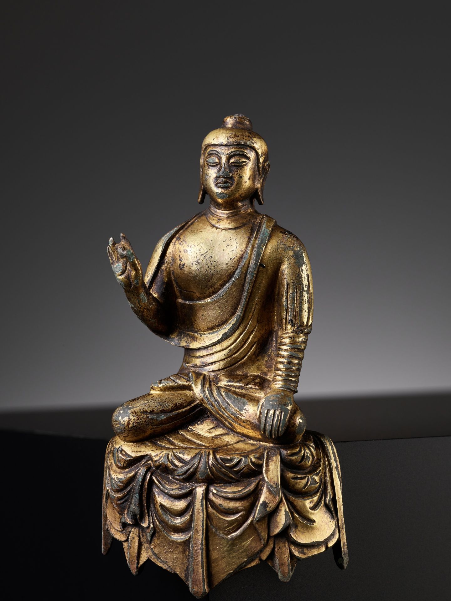 A MAGNIFICENT AND RARE GILT-BRONZE FIGURE OF BUDDHA, TANG DYNASTY - Bild 2 aus 13