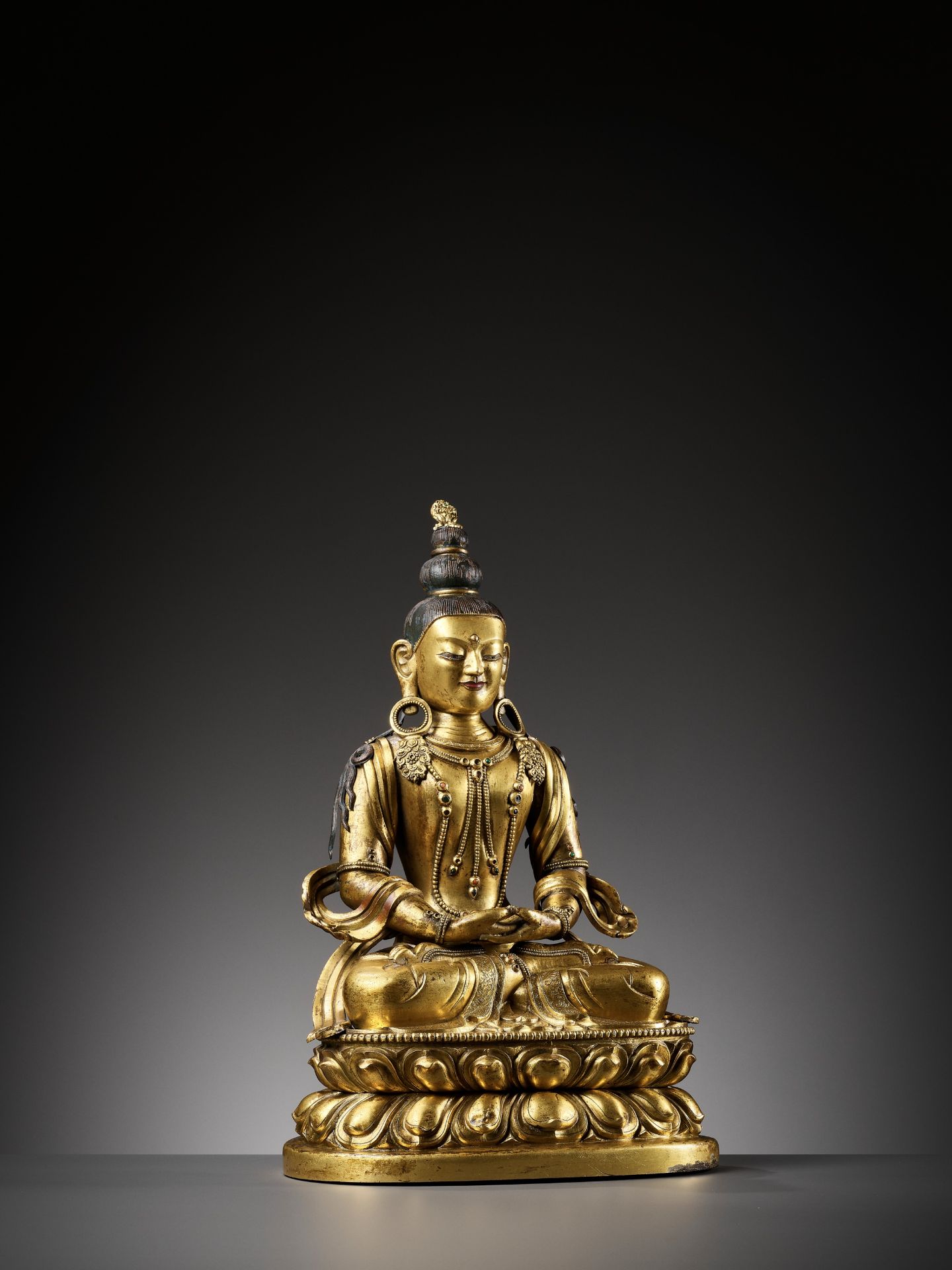 A CAST AND REPOUSSE GILT COPPER ALLOY FIGURE OF AMITAYUS, QIANLONG PERIOD - Image 11 of 12