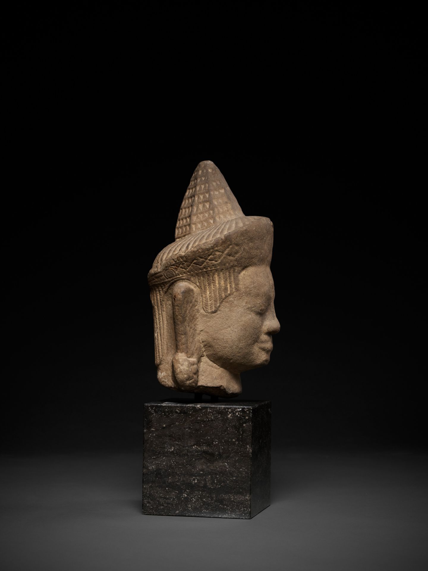 A MONUMENTAL SANDSTONE HEAD OF A MALE DEITY, ANGKOR WAT STYLE - Bild 2 aus 10