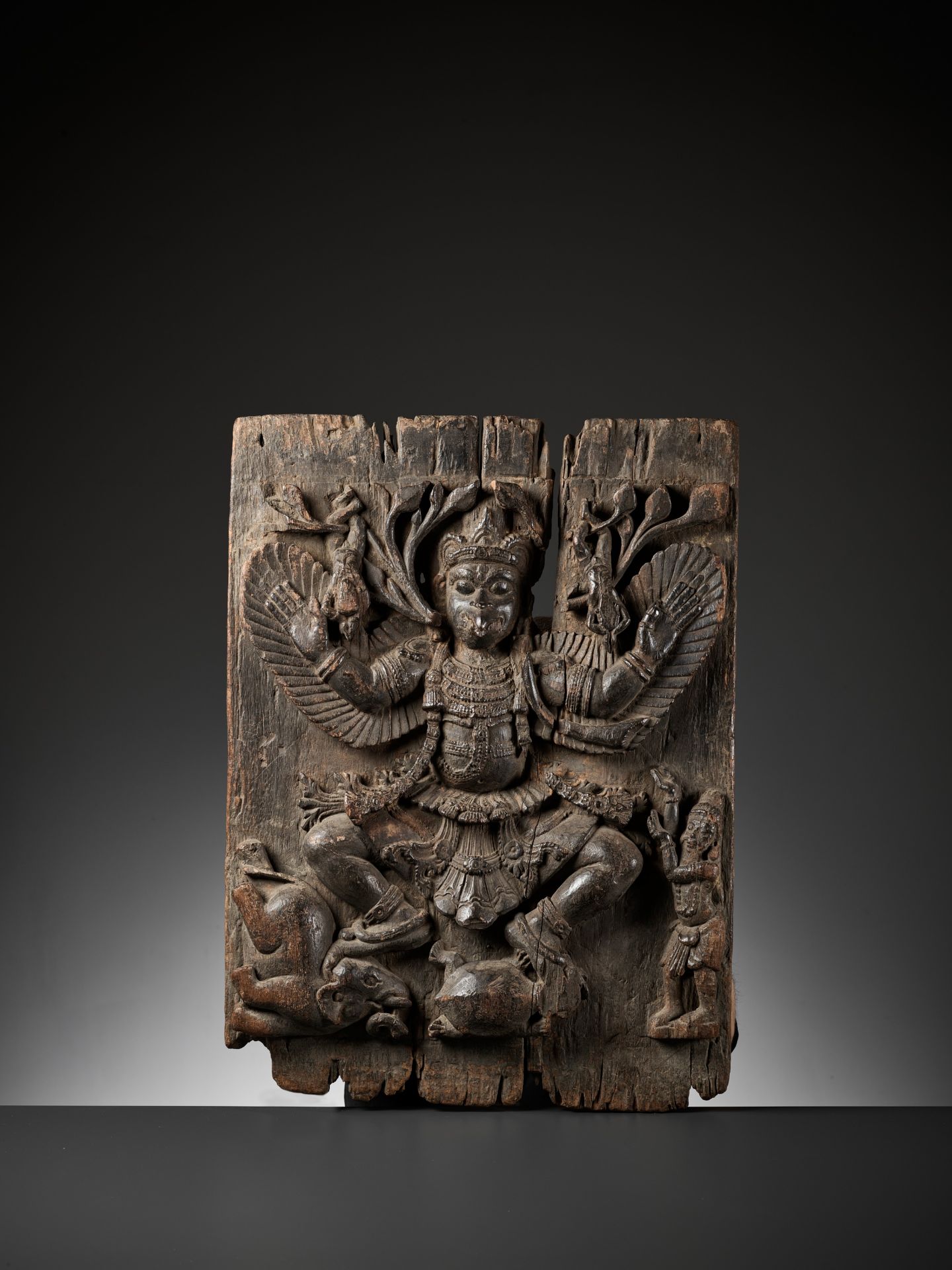 A RARE WOOD PANEL DEPICTING GARUDA WITH VIBHAVASU AND SUPRATIK - Bild 2 aus 11