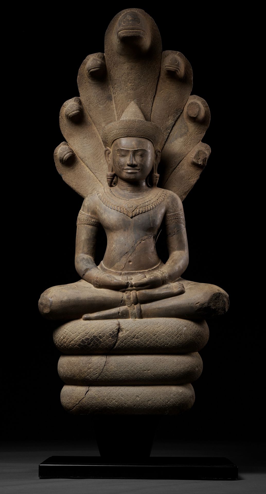 A MONUMENTAL SANDSTONE FIGURE OF BUDDHA MUCHALINDA, ANGKOR PERIOD - Bild 2 aus 15