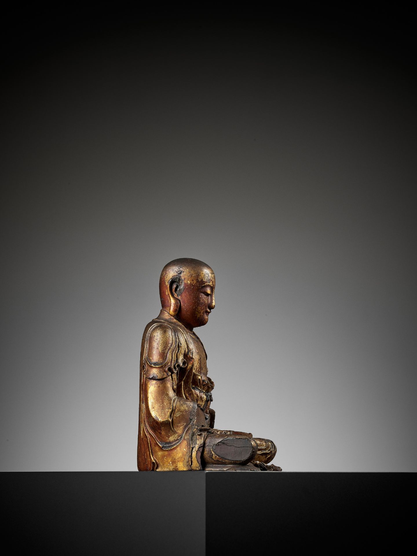 A GILT-LACQUERED WOOD FIGURE OF A LUOHAN, MING DYNASTY - Bild 9 aus 14