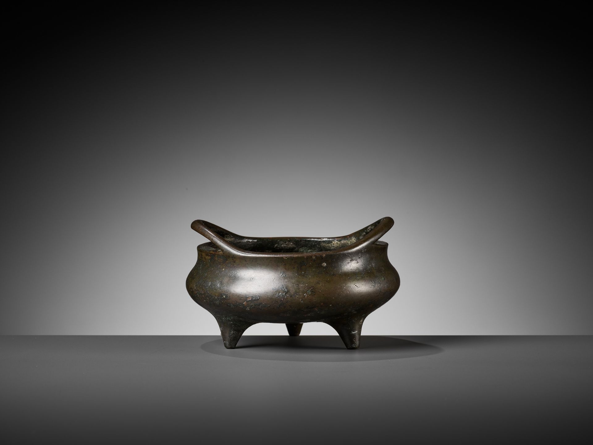 A BRONZE TRIPOD CENSER, SONG YUE LUE MARK, 17TH-18TH CENTURY - Bild 9 aus 14