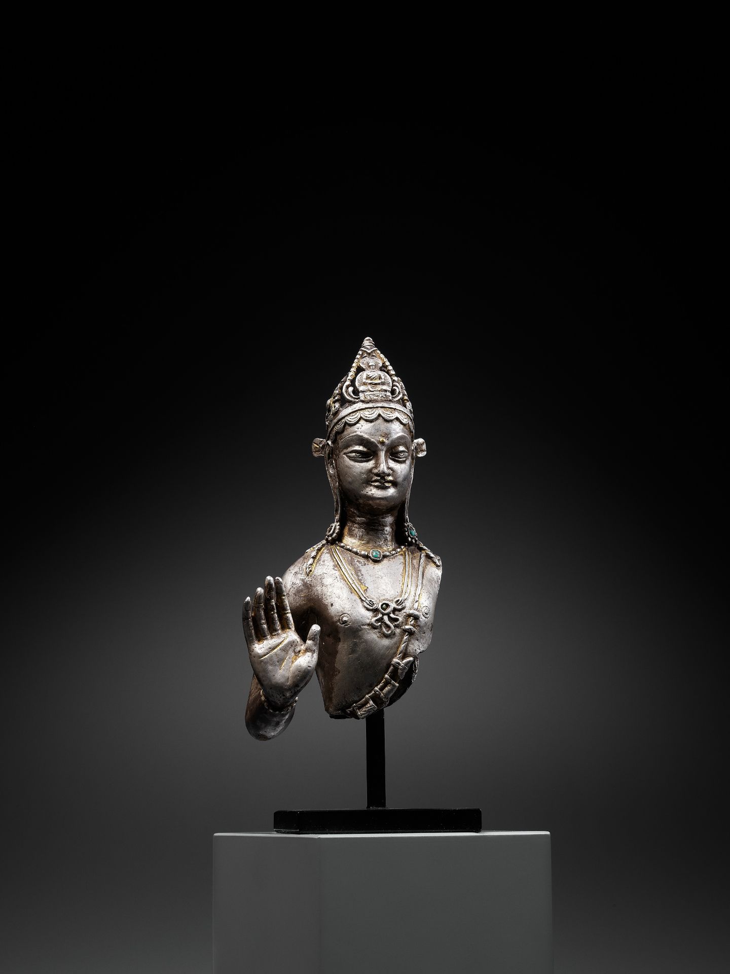 A SILVERED AND PARCEL-GILT BRONZE BUST OF AVALOKITESHVARA - Bild 12 aus 12