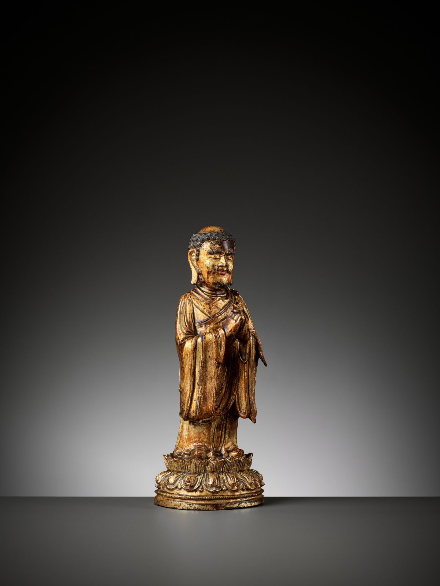 A RARE GILT BRONZE FIGURE OF A BUDDHIST DISCIPLE, POSSIBLY ANANDA, MING DYNASTY - Bild 11 aus 13