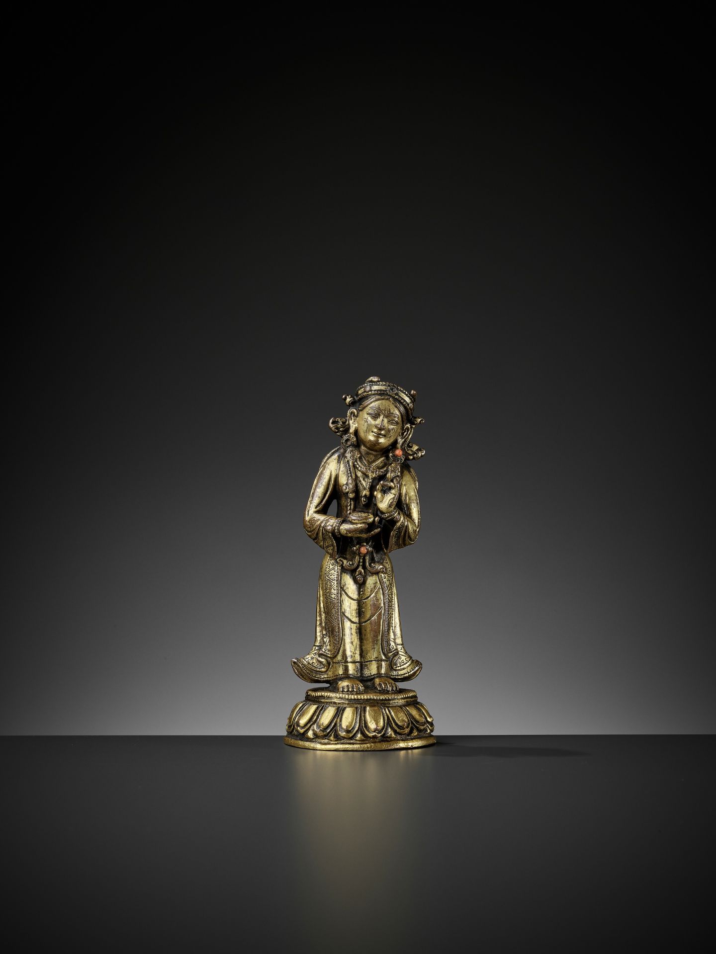 A GILT BRONZE FIGURE OF MANDARAVA, 16TH-17TH CENTURY - Bild 2 aus 13