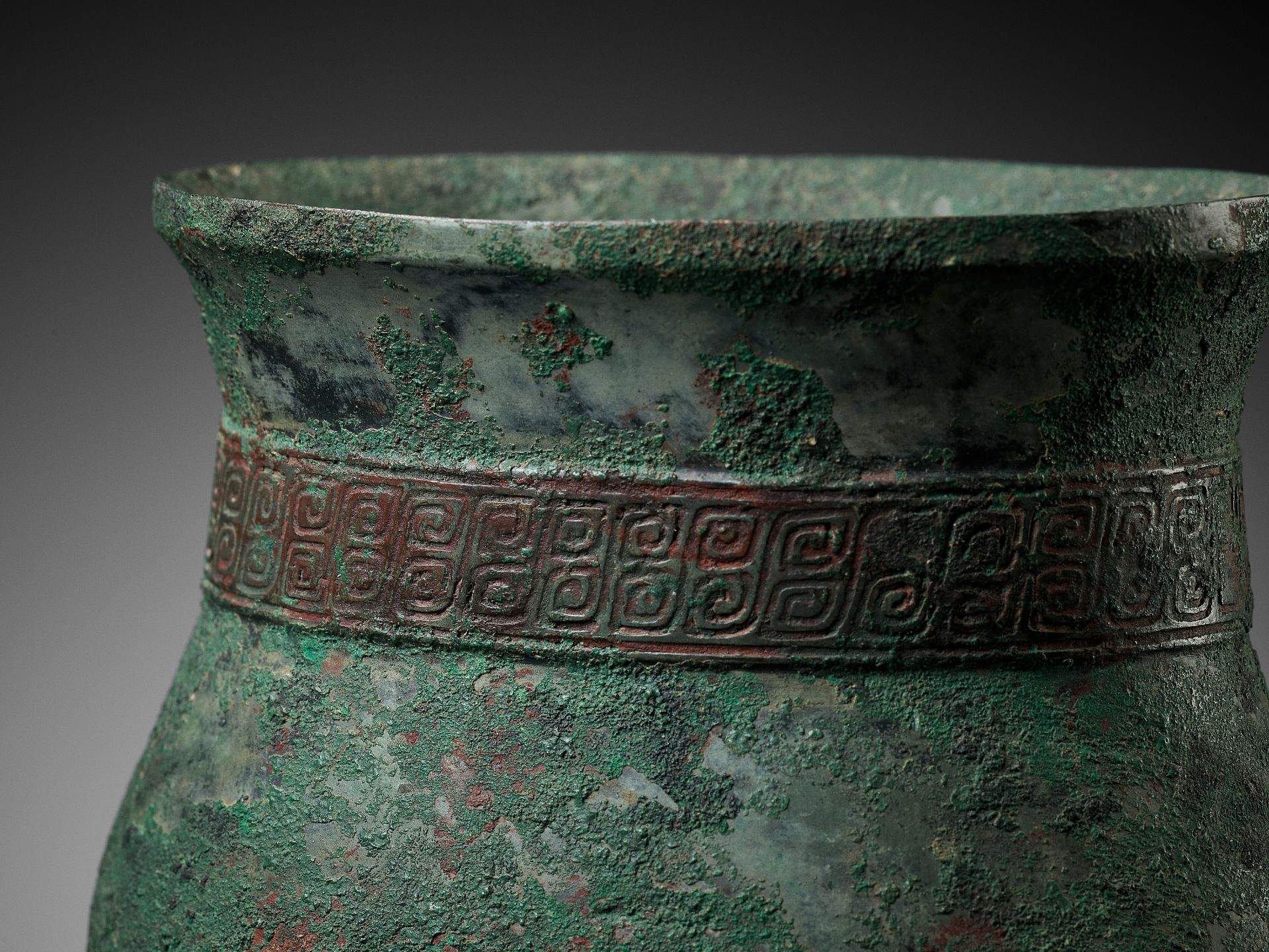 A BRONZE RITUAL WINE CUP, ZHI, LATE SHANG TO EARLY WESTERN ZHOU - Bild 3 aus 15