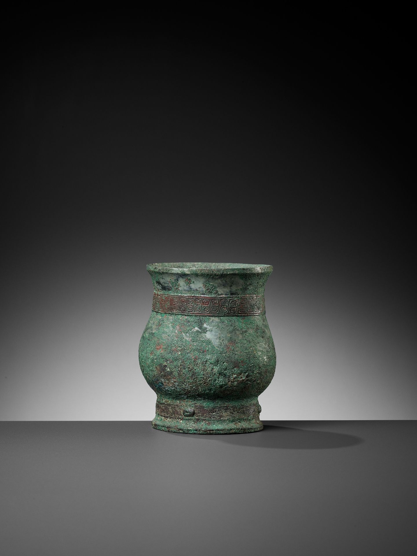 A BRONZE RITUAL WINE CUP, ZHI, LATE SHANG TO EARLY WESTERN ZHOU - Bild 7 aus 15