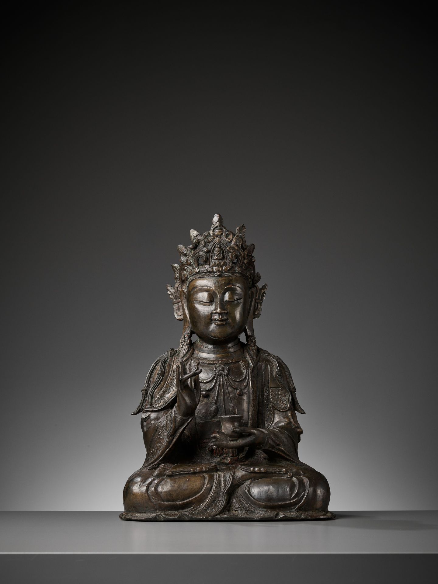A LARGE BRONZE FIGURE OF GUANYIN, LATE MING DYNASTY - Bild 3 aus 13