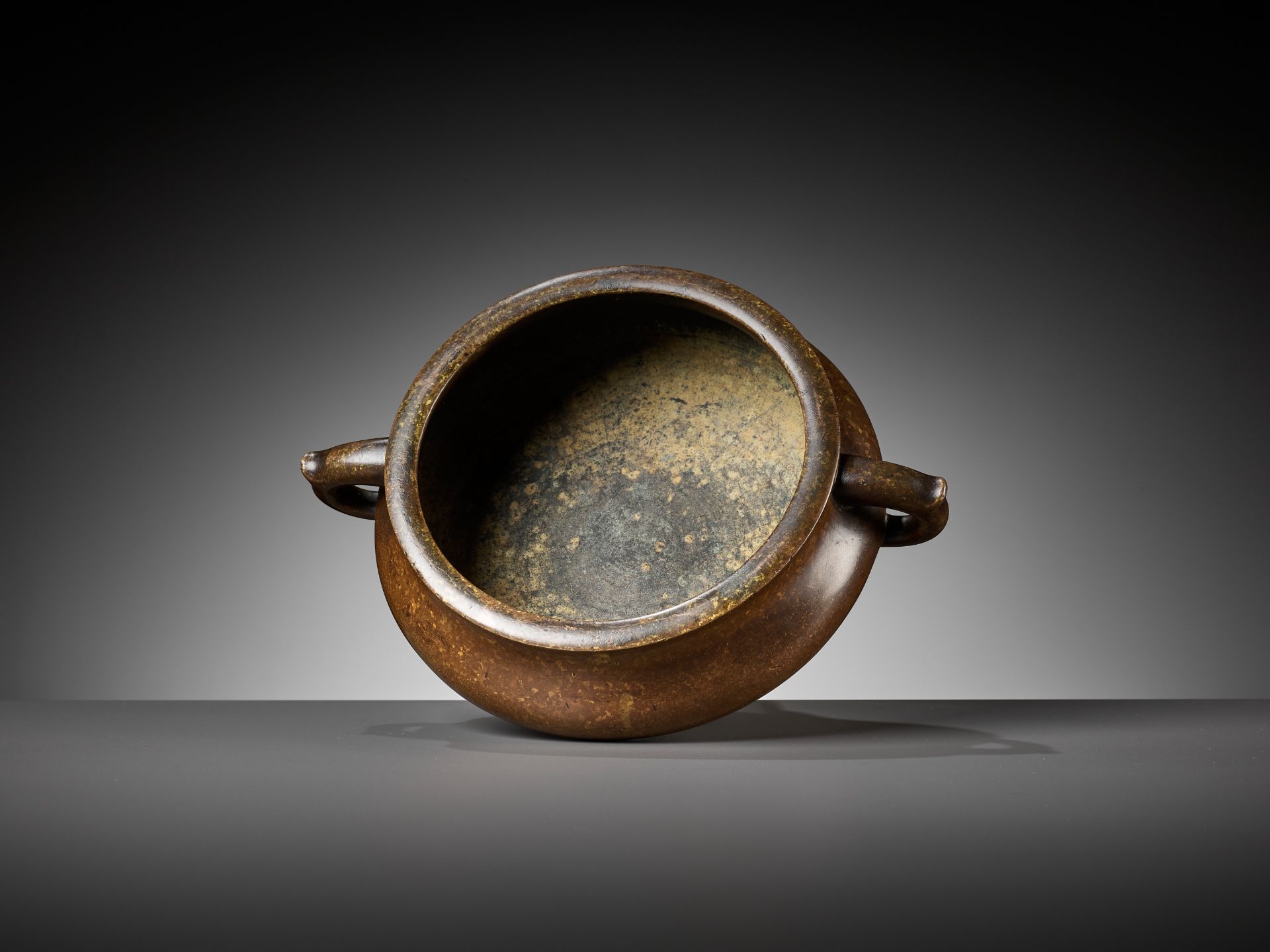 A GILT-SPLASHED 'ETERNAL TREASURES' BRONZE CENSER, 17TH CENTURY - Bild 12 aus 13