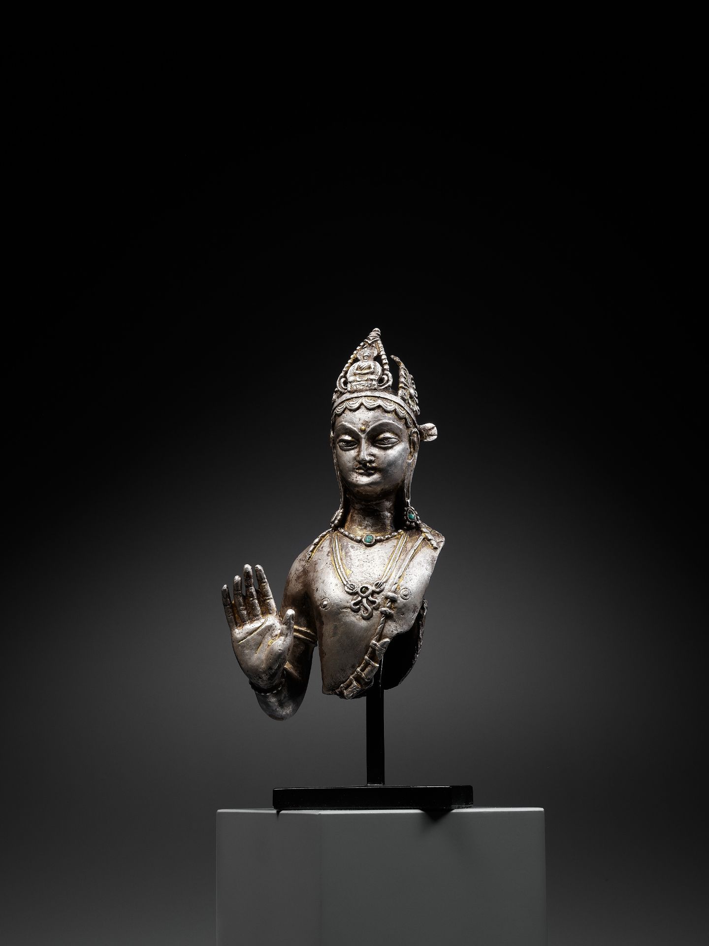 A SILVERED AND PARCEL-GILT BRONZE BUST OF AVALOKITESHVARA - Bild 2 aus 12