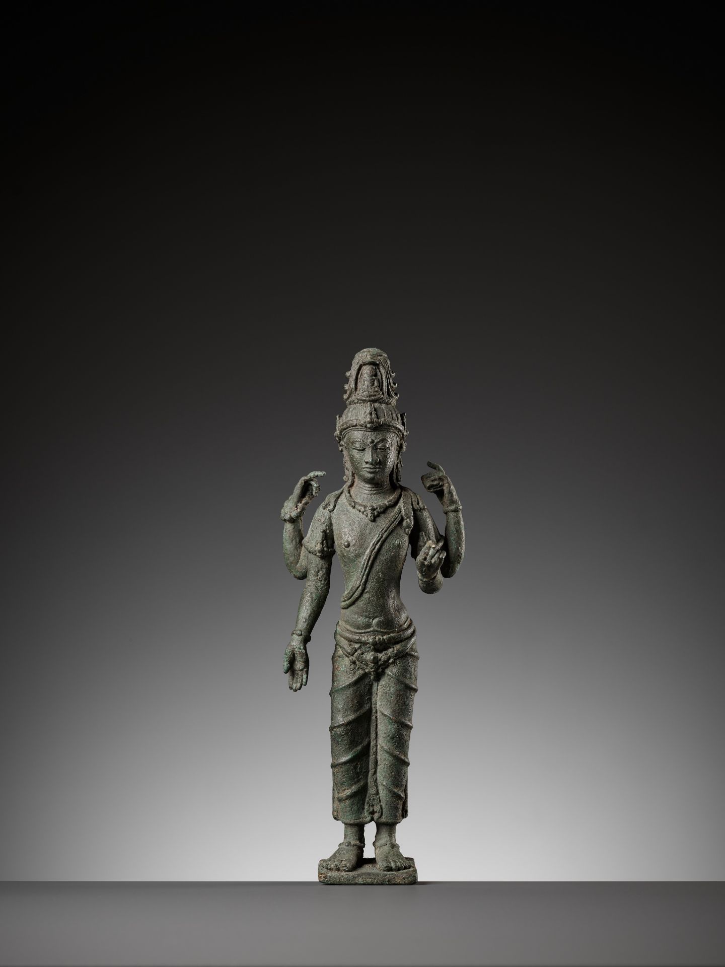 A RARE BRONZE FIGURE OF AVALOKITESHVARA, SRIVIJAYA PERIOD - Bild 2 aus 13