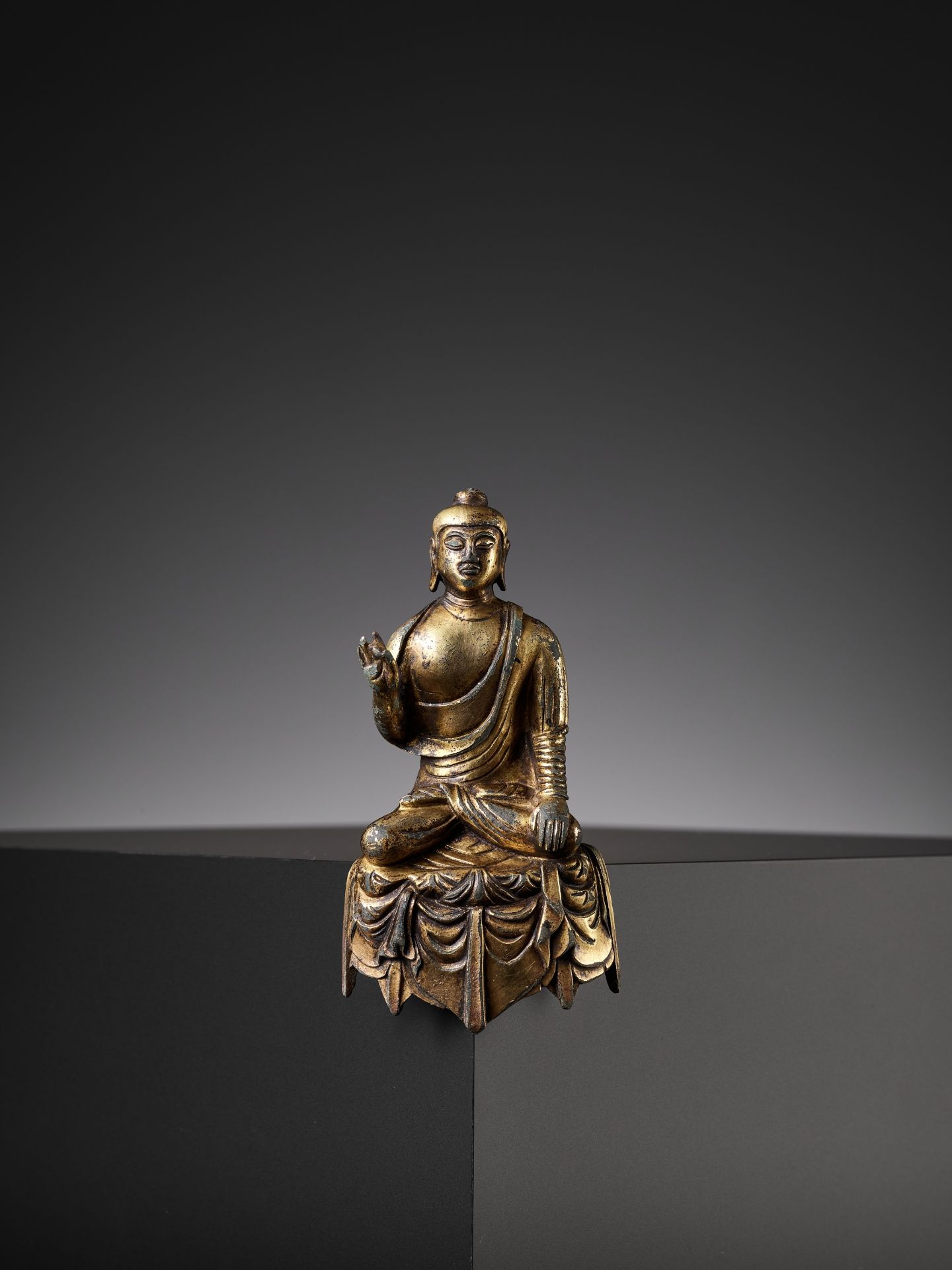 A MAGNIFICENT AND RARE GILT-BRONZE FIGURE OF BUDDHA, TANG DYNASTY - Bild 5 aus 13