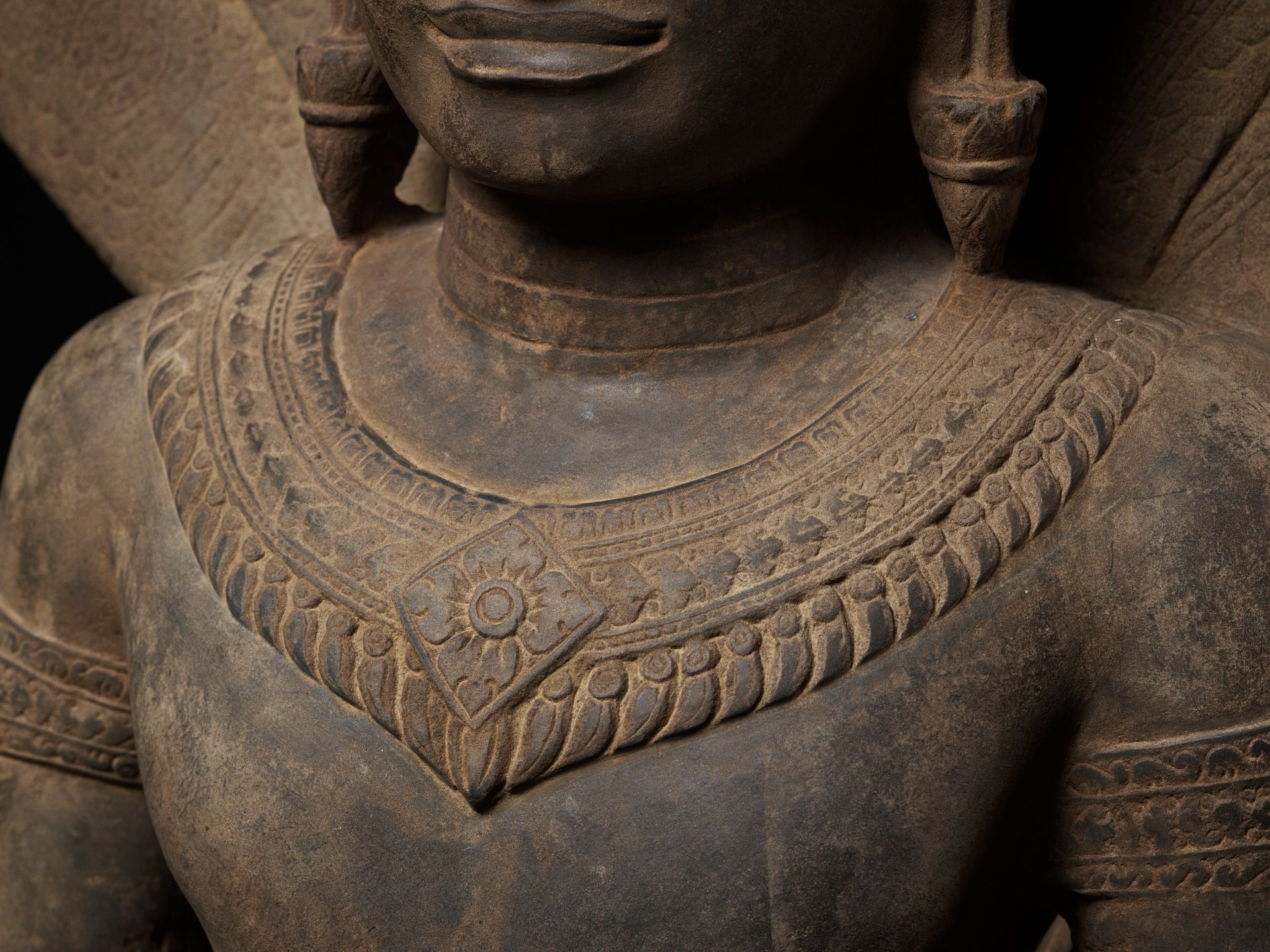 A MONUMENTAL SANDSTONE FIGURE OF BUDDHA MUCHALINDA, ANGKOR PERIOD - Bild 3 aus 15