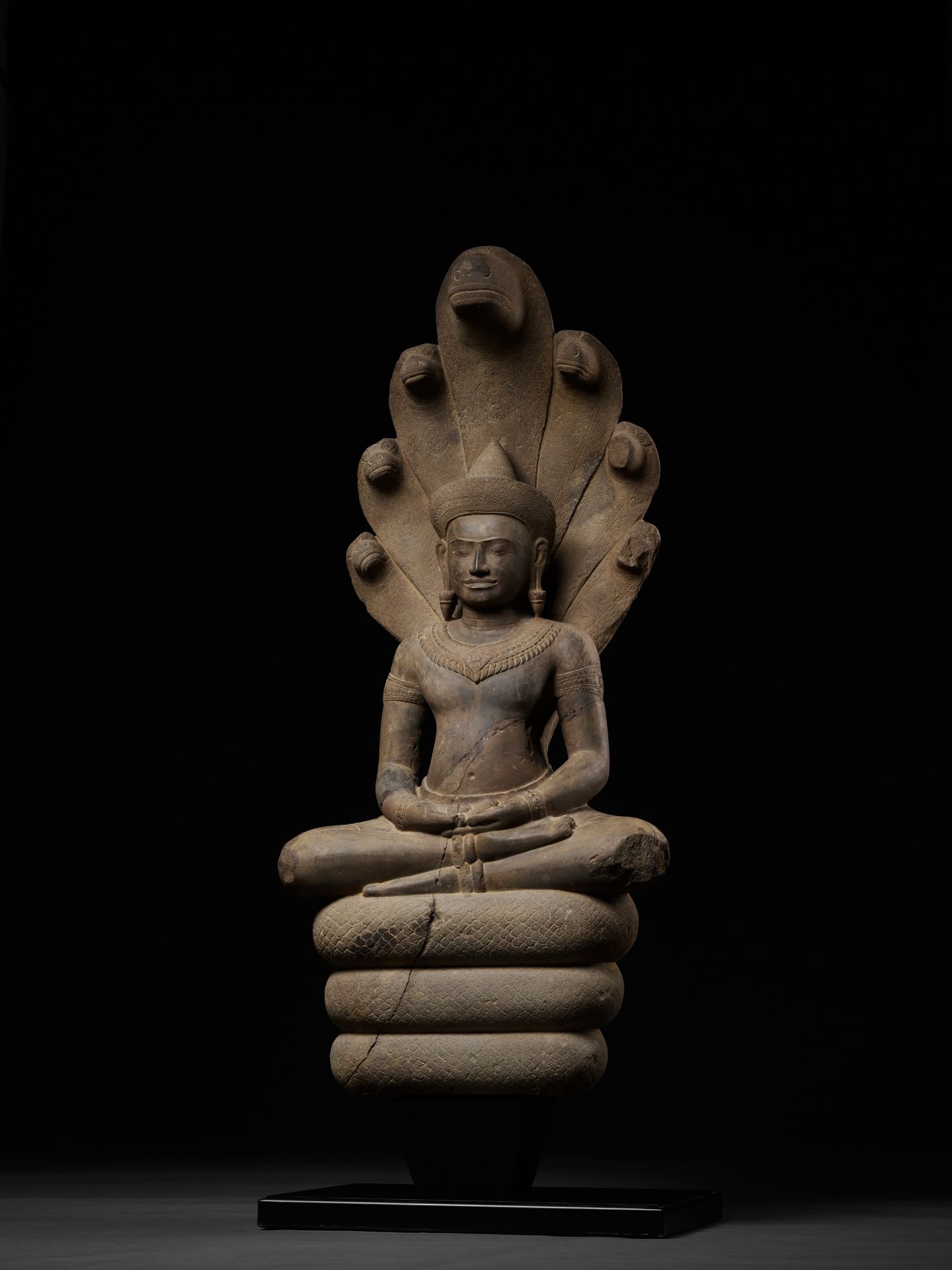A MONUMENTAL SANDSTONE FIGURE OF BUDDHA MUCHALINDA, ANGKOR PERIOD - Bild 10 aus 15