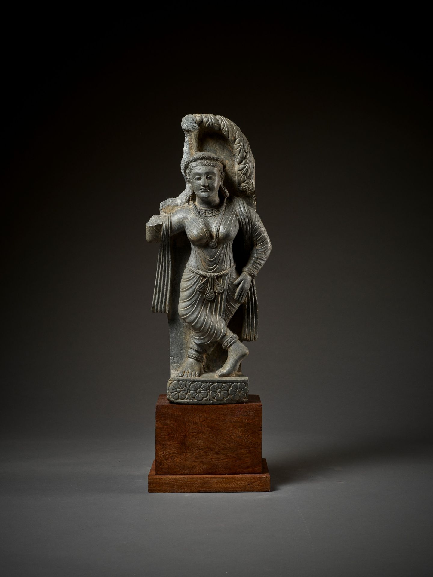 A SCHIST FIGURE OF A YAKSHI, GANDHARA, 2ND-3RD CENTURY - Bild 7 aus 13