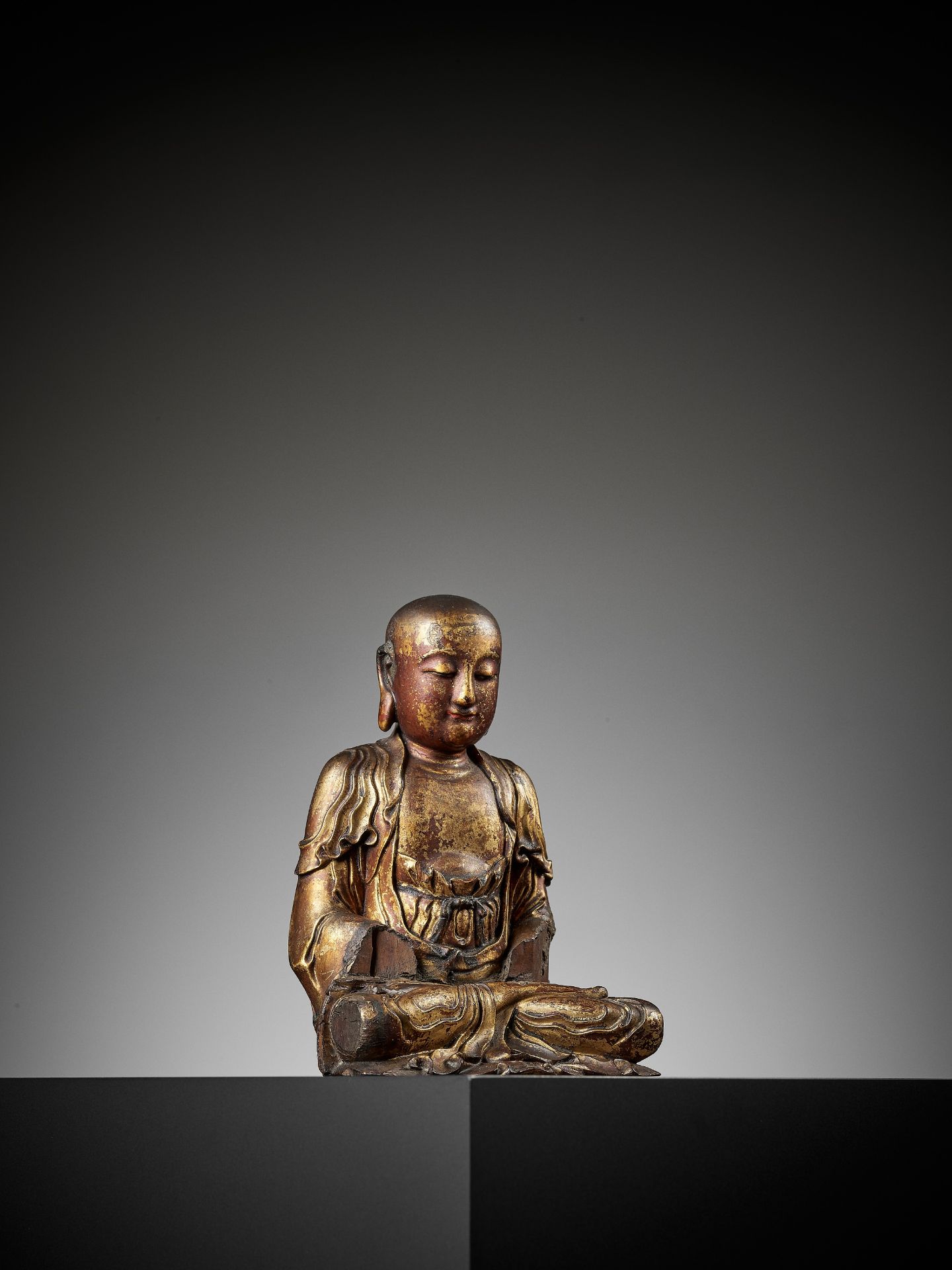 A GILT-LACQUERED WOOD FIGURE OF A LUOHAN, MING DYNASTY - Bild 10 aus 14