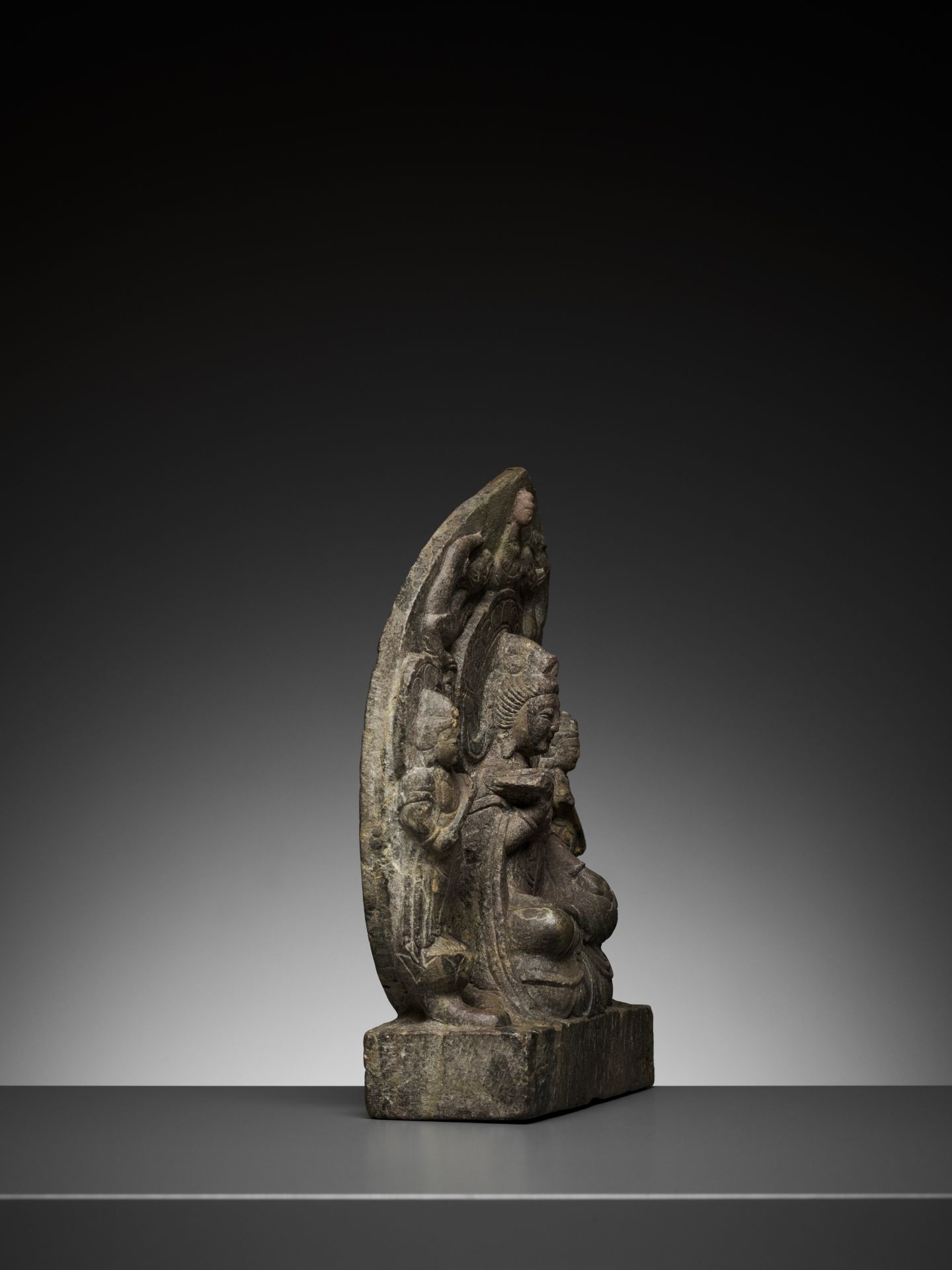 A LIMESTONE BUDDHIST TRIAD STELE OF GUANYIN, NORTHERN WEI TO TANG DYNASTY - Bild 13 aus 14