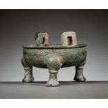 A BRONZE SHALLOW TRIPOD VESSEL, DING, EARLY SPRING AND AUTUMN PERIOD