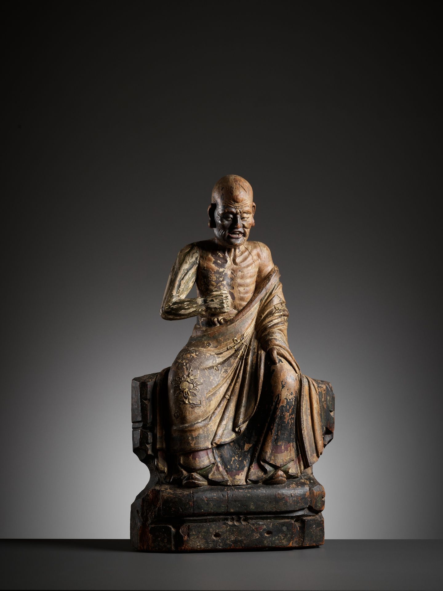 A PAINTED WOOD AND GESSO FIGURE OF A LUOHAN, MING DYNASTY - Bild 10 aus 14