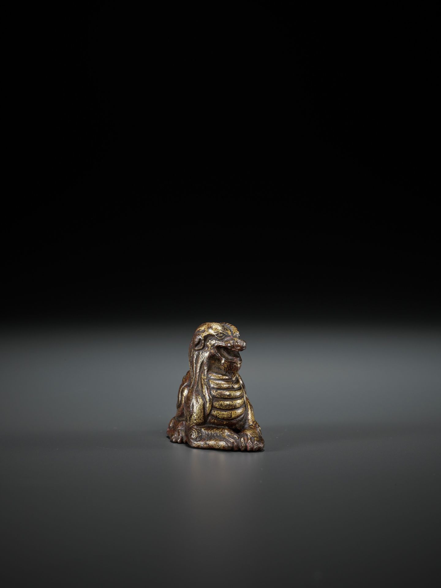 A PAIR OF GILT BRONZE 'MYTHICAL BEAST' WEIGHTS, EASTERN ZHOU TO WESTERN HAN - Bild 12 aus 17