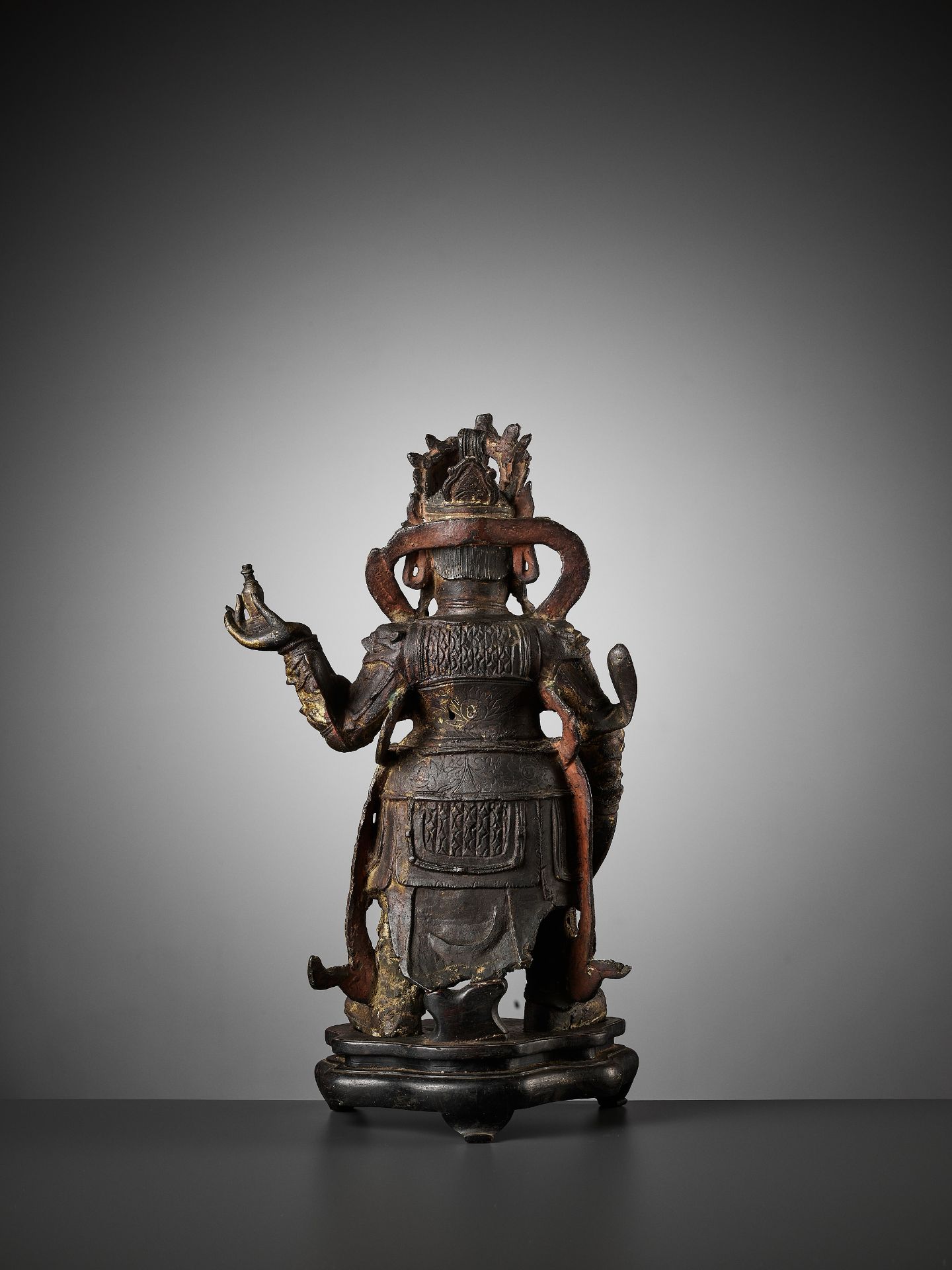 A VERY LARGE GILT BRONZE OF GUANGMU TIANWANG, THE GUARDIAN-KING VIRUPAKSHA, MING DYNASTY - Bild 6 aus 10