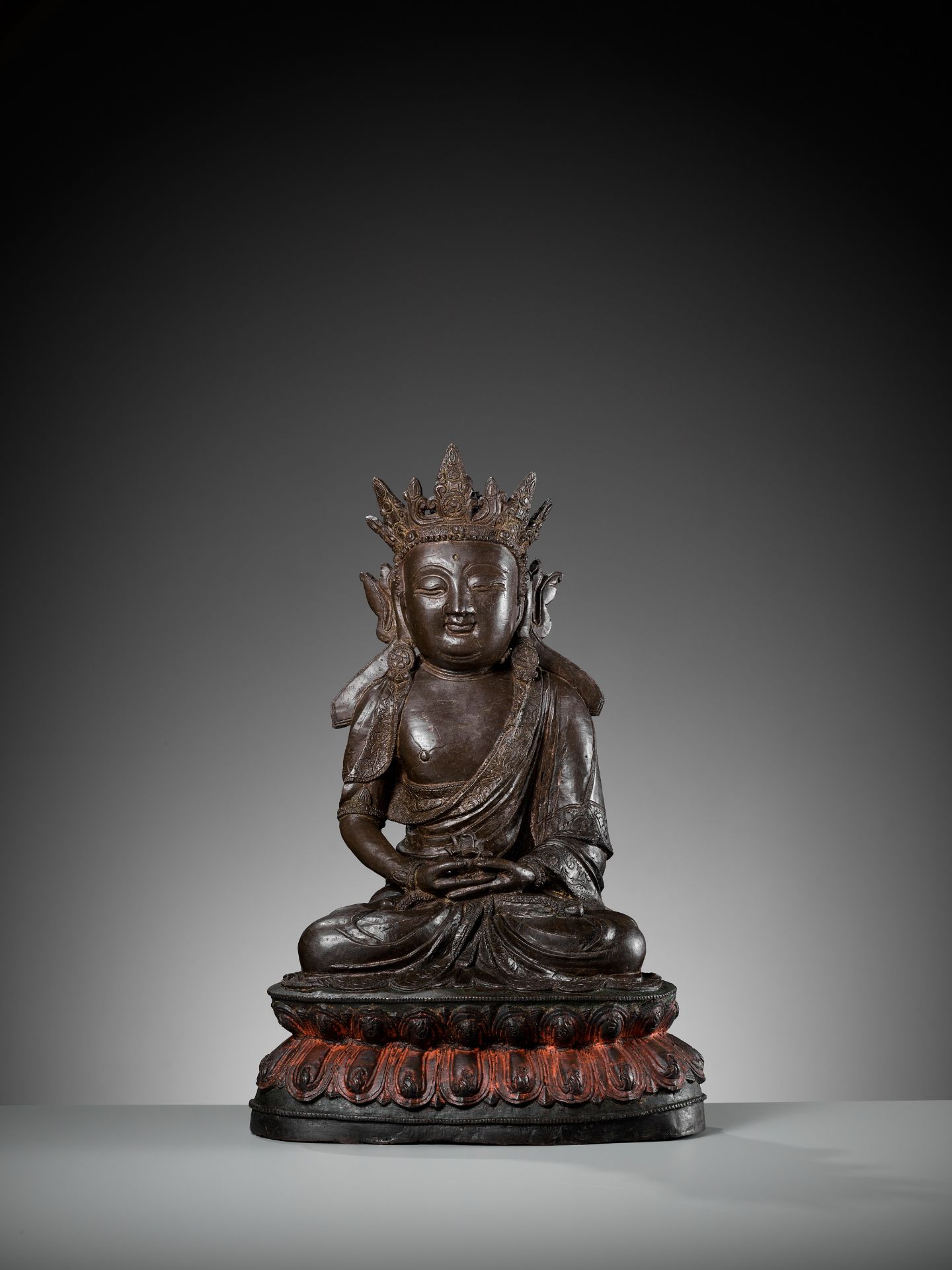 A MASSIVE BRONZE FIGURE OF AVALOKITESHVARA, DATED THIRD YEAR OF JIAJING, CORRESPONDING TO 1524 - Bild 13 aus 14