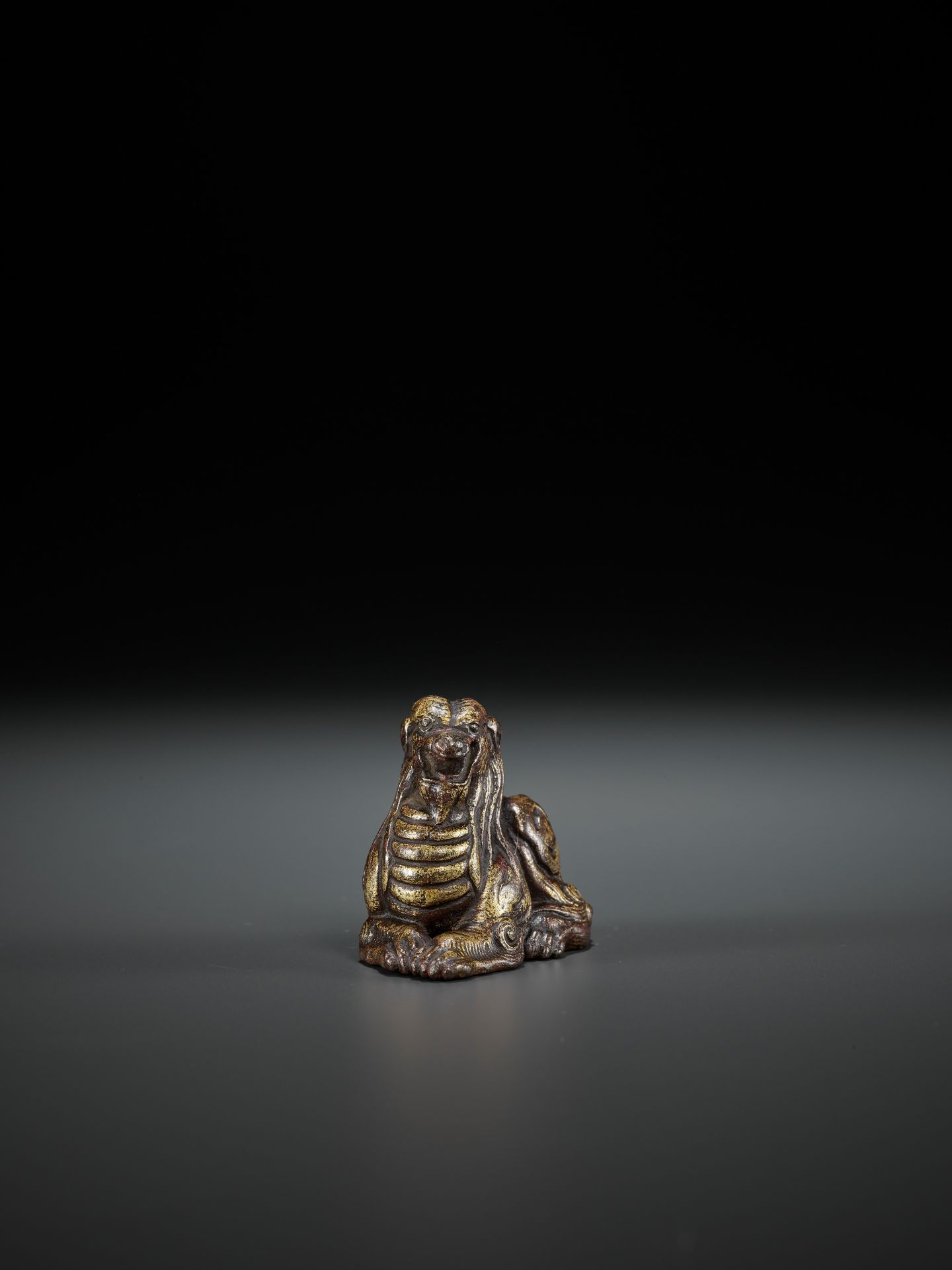 A PAIR OF GILT BRONZE 'MYTHICAL BEAST' WEIGHTS, EASTERN ZHOU TO WESTERN HAN - Bild 13 aus 17