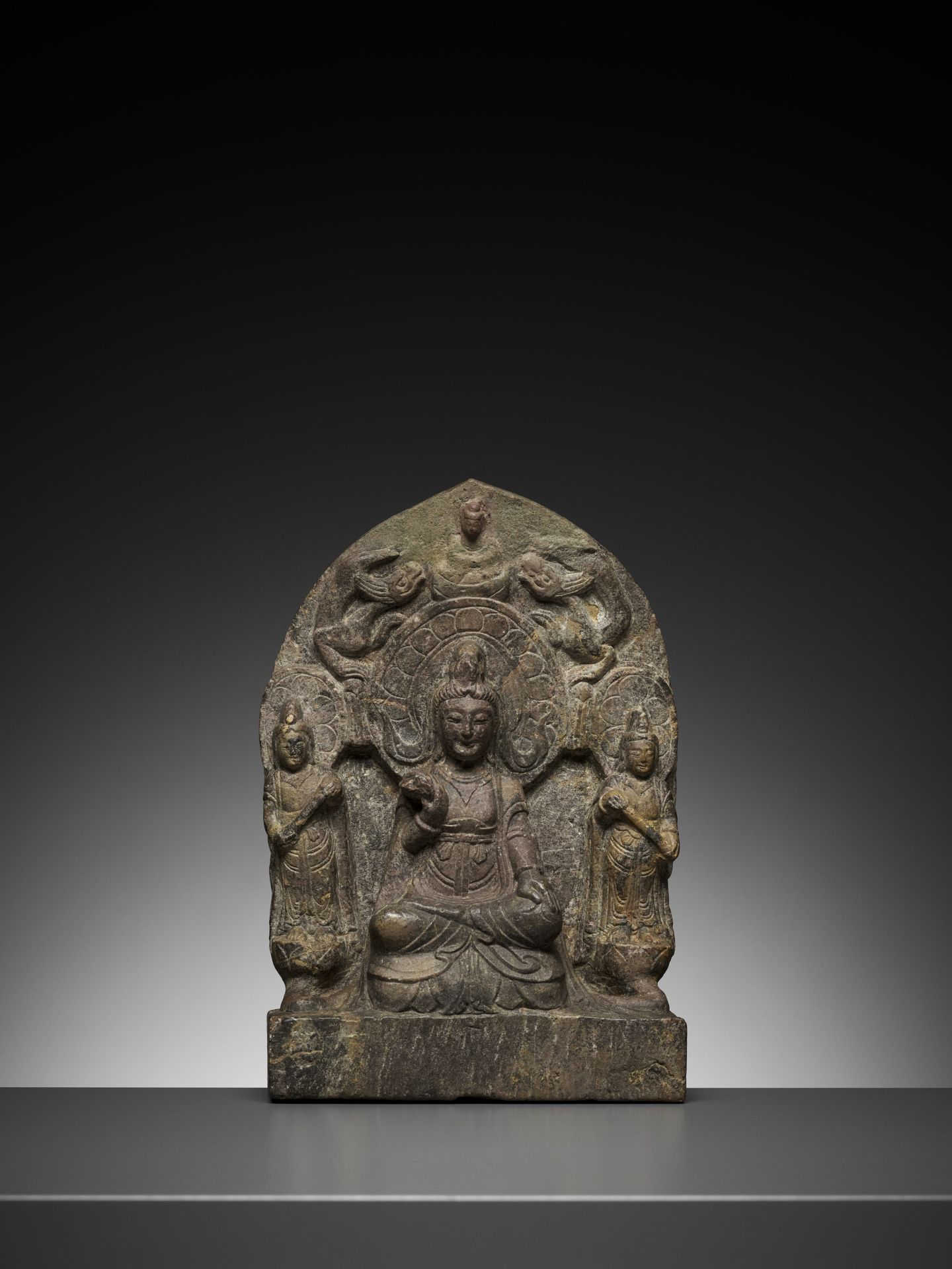 A LIMESTONE BUDDHIST TRIAD STELE OF GUANYIN, NORTHERN WEI TO TANG DYNASTY - Bild 8 aus 14