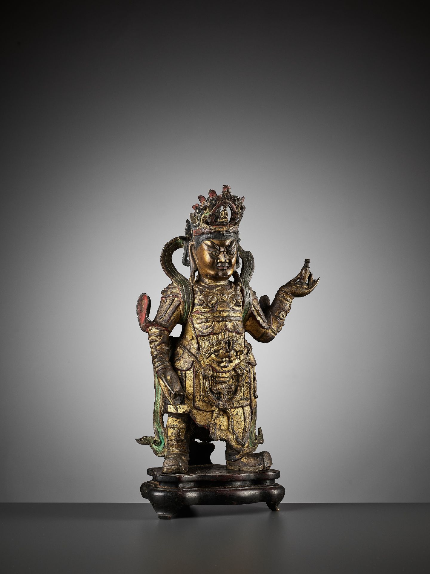 A VERY LARGE GILT BRONZE OF GUANGMU TIANWANG, THE GUARDIAN-KING VIRUPAKSHA, MING DYNASTY - Bild 9 aus 10