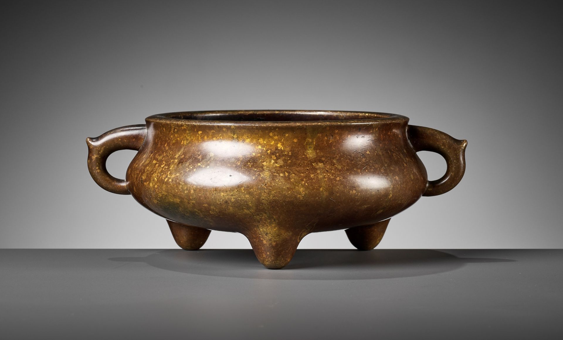 A GILT-SPLASHED 'ETERNAL TREASURES' BRONZE CENSER, 17TH CENTURY