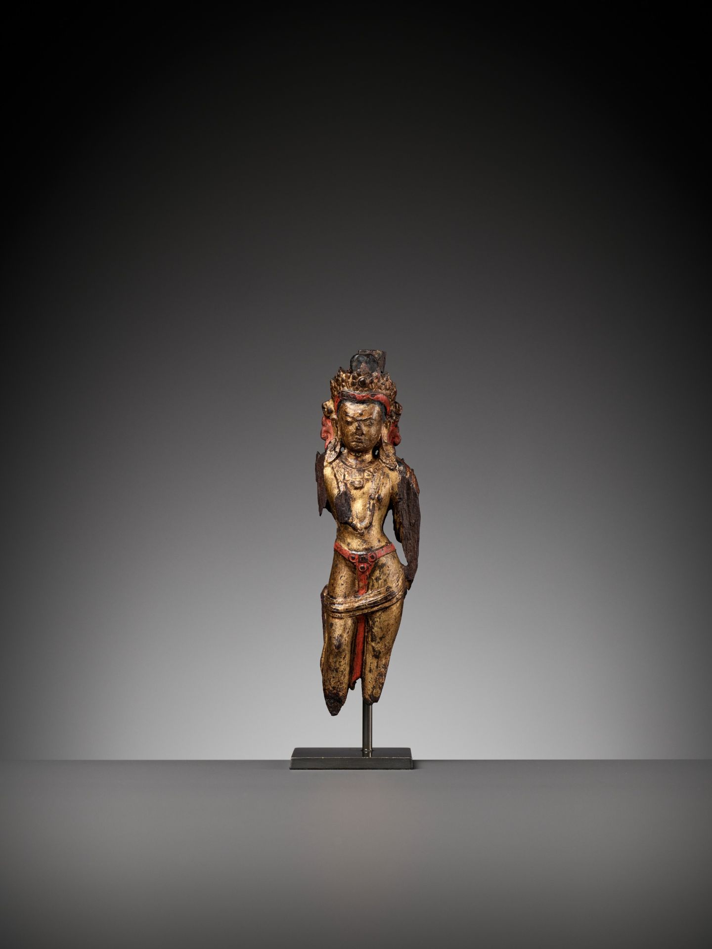 A GILT-LACQUERED HARDWOOD FIGURE OF A BODHISATTVA, 16TH-17TH CENTURY - Bild 2 aus 9