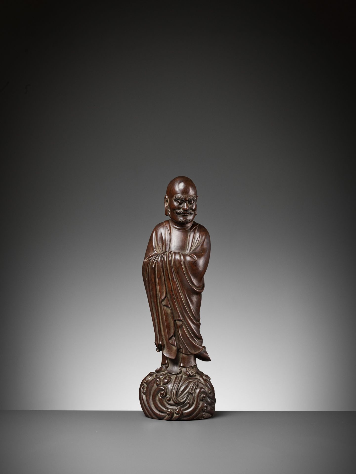 A LARGE HARDWOOD FIGURE OF DAMO (BODHIDHARMA), LATE MING TO EARLY QING DYNASTY - Image 9 of 10