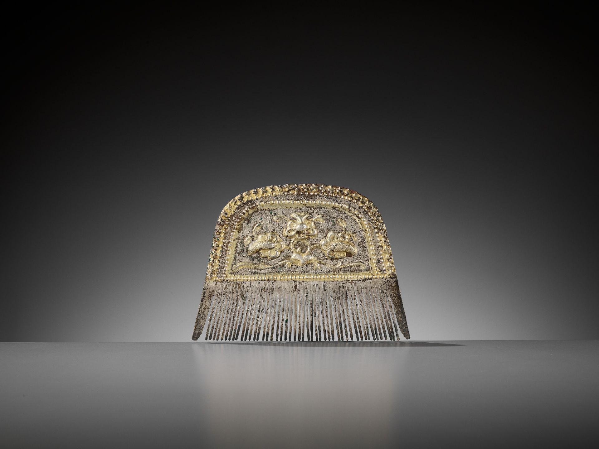 A PARCEL-GILT SILVER COMB, TANG DYNASTY - Bild 11 aus 12