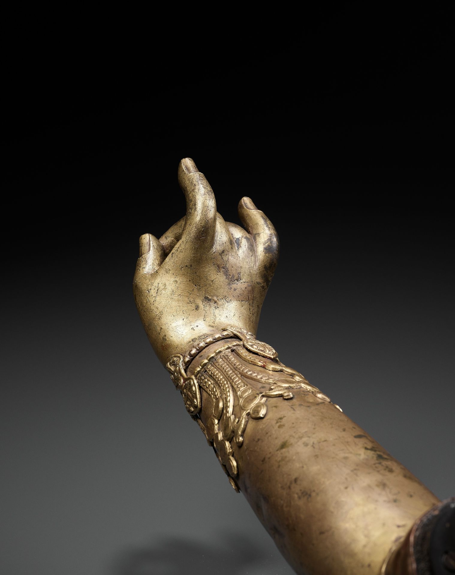 A TIBETAN-CHINESE GILT COPPER-ALLOY ARM OF A BODHISATTVA, LATE MING TO EARLIER QING - Bild 3 aus 10