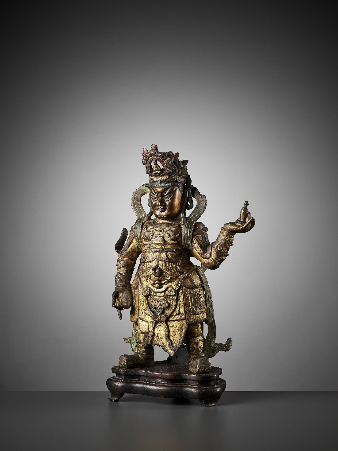 A VERY LARGE GILT BRONZE OF GUANGMU TIANWANG, THE GUARDIAN-KING VIRUPAKSHA, MING DYNASTY - Bild 3 aus 10