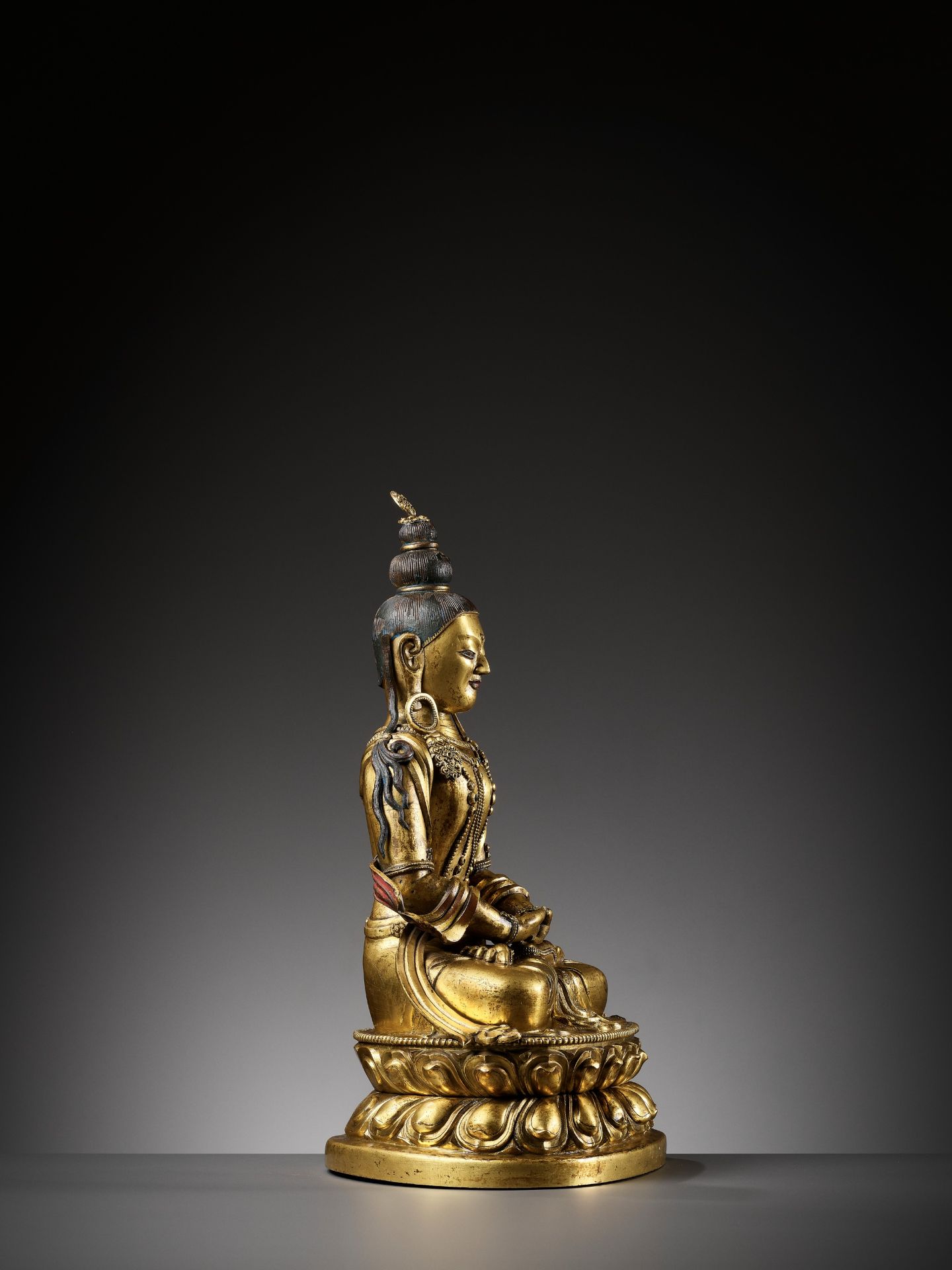 A CAST AND REPOUSSE GILT COPPER ALLOY FIGURE OF AMITAYUS, QIANLONG PERIOD - Image 10 of 12