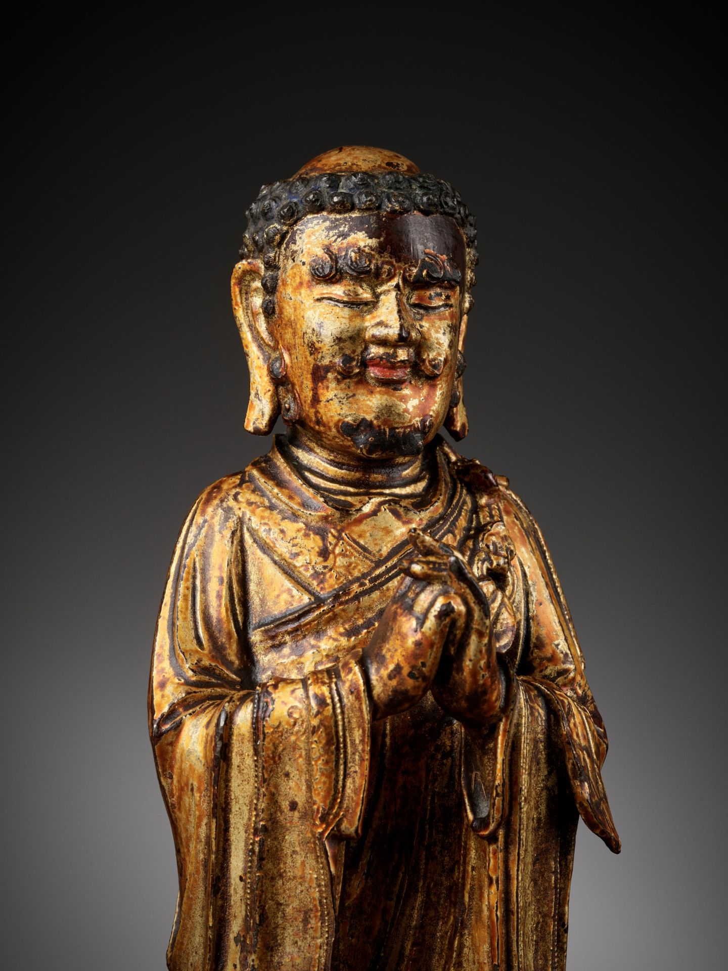 A RARE GILT BRONZE FIGURE OF A BUDDHIST DISCIPLE, POSSIBLY ANANDA, MING DYNASTY - Bild 6 aus 13