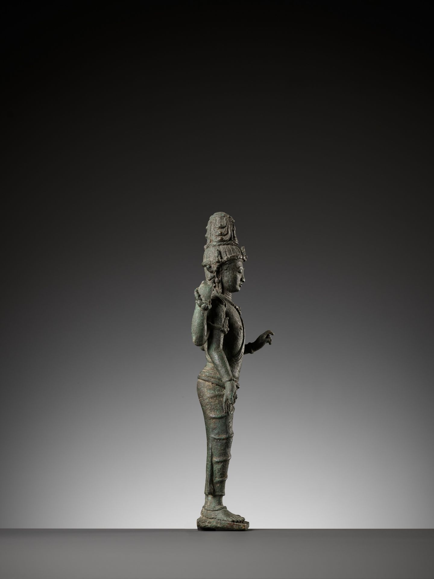 A RARE BRONZE FIGURE OF AVALOKITESHVARA, SRIVIJAYA PERIOD - Bild 7 aus 13